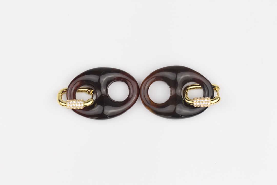 批85
bv 新款耳环  与众不同的设计 个性十足 颠覆你对传统耳环的印象 使其魅力爆灯