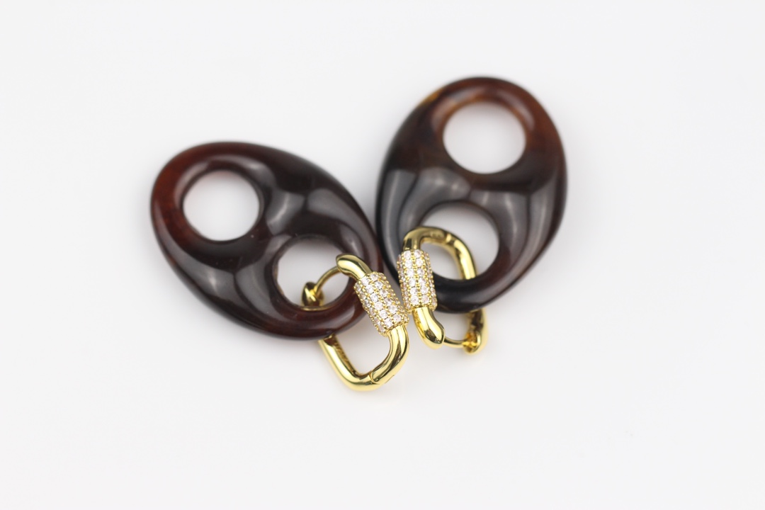 批85
bv 新款耳环  与众不同的设计 个性十足 颠覆你对传统耳环的印象 使其魅力爆灯