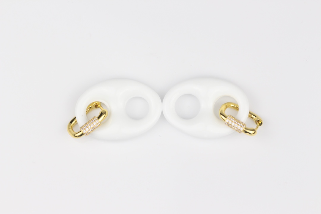 批85
bv 新款耳环  与众不同的设计 个性十足 颠覆你对传统耳环的印象 使其魅力爆灯