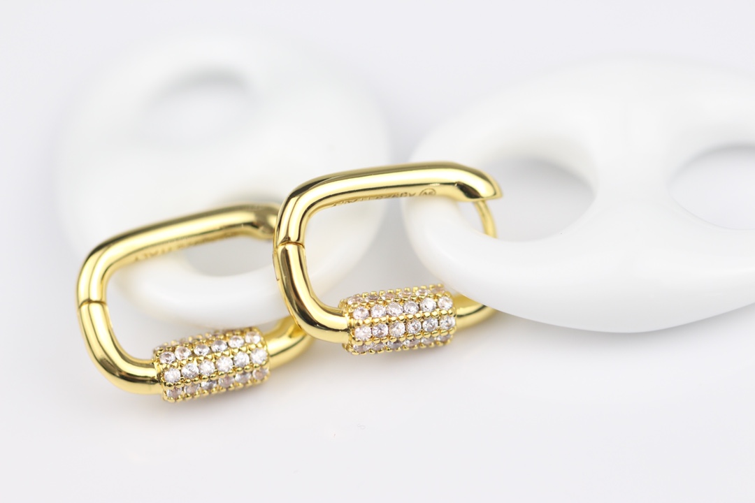 批85
bv 新款耳环  与众不同的设计 个性十足 颠覆你对传统耳环的印象 使其魅力爆灯