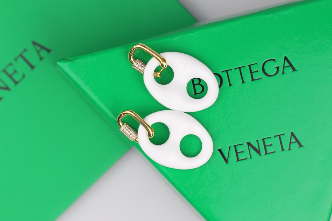 批85
bv 新款耳环  与众不同的设计 个性十足 颠覆你对传统耳环的印象 使其魅力爆灯