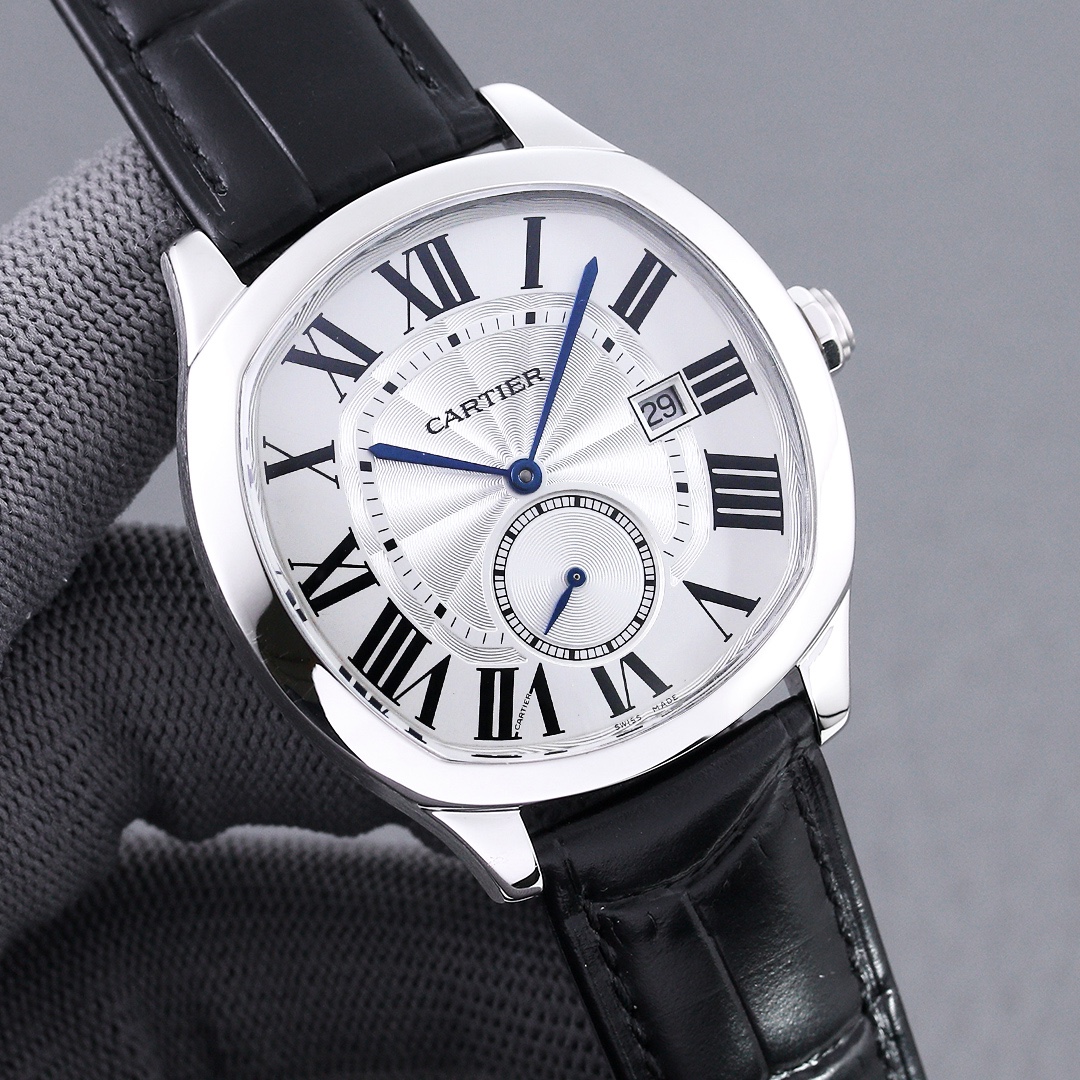 NO:726508,[UR] Cartier Drive de Cartier series watches. The elegant and solemn pillow-shaped design with neat and generous line layout shows the masculine and unyielding charm of men. [Case] The watch data is 40mm  The MC movement, automatic rotor and large and small splints are all rhodium-plated. The position of the balance wheel is consistent with the original product, and the simulation is close to that of the counter. [Excellent details] 1. The original mold is purchased exclusively from the market 2. The quenched blue steel hands are full and three-dimensional 3. The classic button lock pattern on the dial is delicate and coordinated  4. The 12 Roman logos are superimposed and printed, with a round and neat effect. They are calm and restrained, and the craftsmanship is exquisite, adding a unique atmosphere to your wrist.,,cartier,cartier19860909【UR】卡地亚Drive de Cartier系列腕表.以典雅肃穆的枕形设计搭配利落大方的线条布局,尽显男儿阳刚不屈的魅力.【表壳】腕表数据40mmX41mmX12mm（市场最薄）.独特的枕形表壳做工一流,明朗饱满的弧形线条复刻到位.精益求精,为广大表友还原最接近原版的体验.【技术突破】原厂Cal.1904-S MC机芯,自动陀和大小夹板均有做镀铑处理,摆轮的位置与正品吻合,仿真度直逼专柜.【精彩细节】1.市场独家购入原装开模 2.淬火蓝钢指针饱满立体 3.表盘的经典钮锁饰纹细腻协调 4.12只罗马标识采用叠加印刷,效果圆润工整.沉稳内敛,工艺精湛,为您的腕间增添一份别致的气息.,,cartier,cartier,Watch