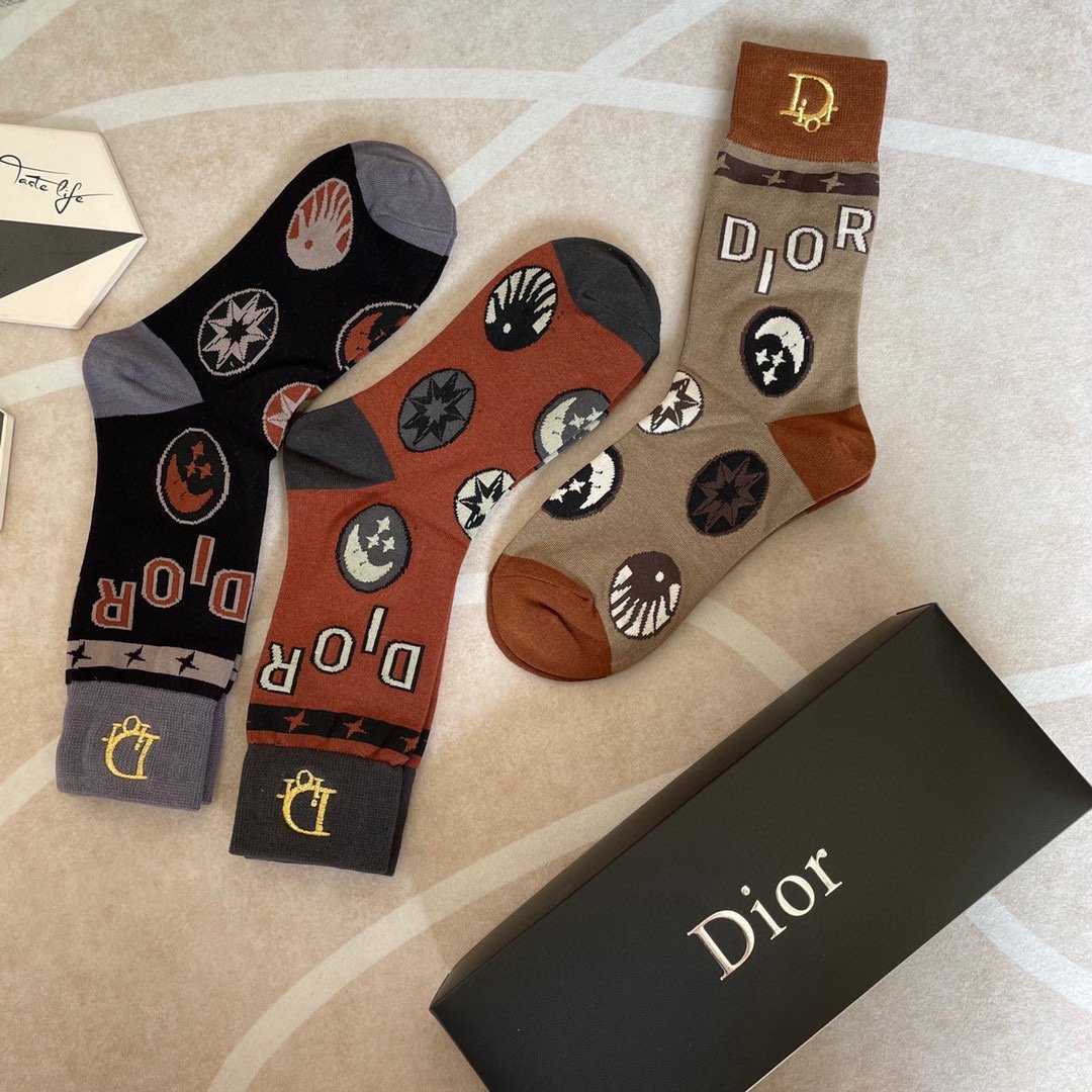 Dior迪奥D家新品女款中筒袜子一盒