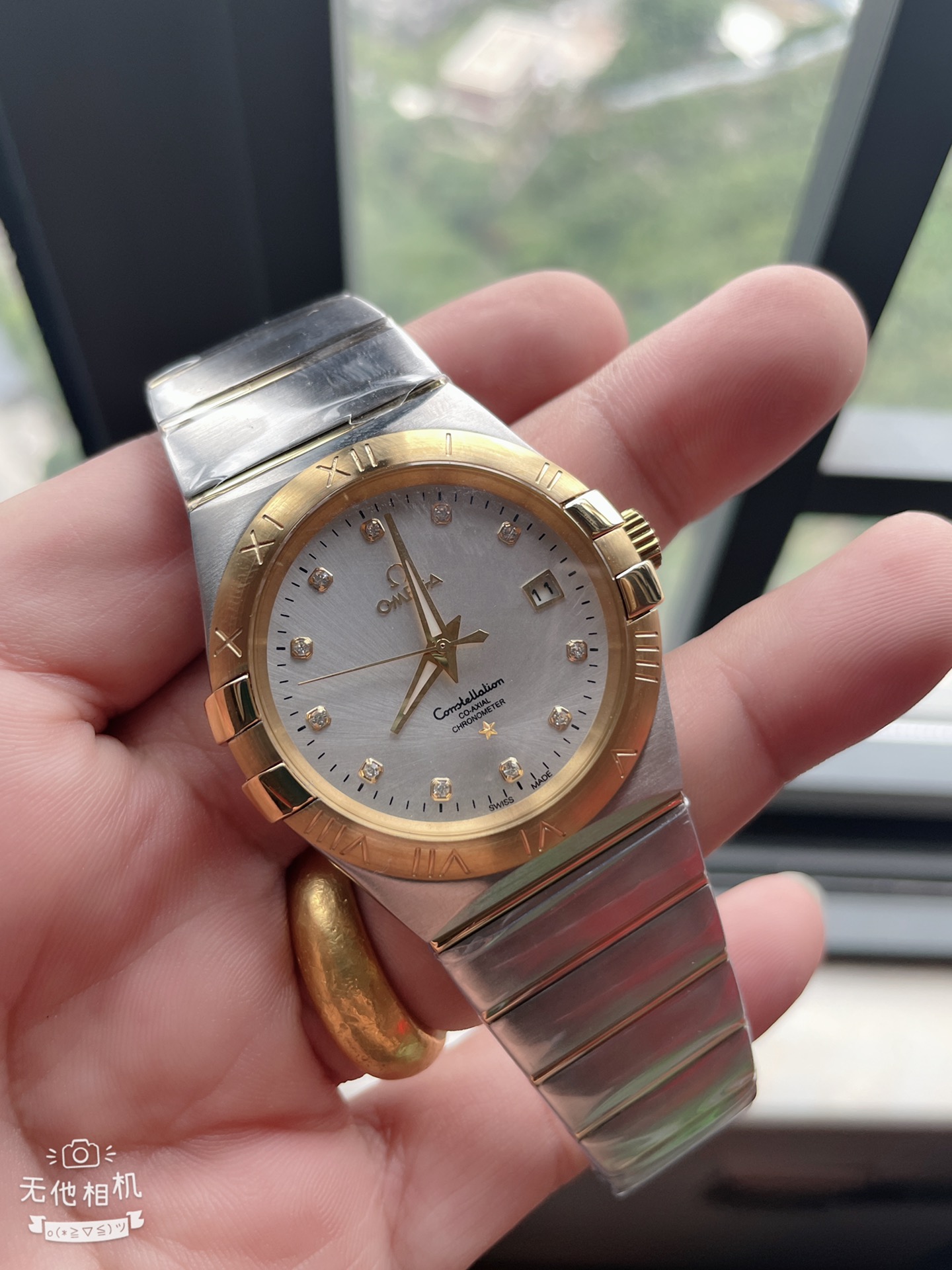 L5   欧米茄  Omega  星座系列 男士腕表 全自动机械机芯 316L精钢表壳 矿物质玻璃镜面 精钢表带 直径40mm厚12mm 在细细观赏腕表细节之美前,你一定会被其显而易见的 欧米茄 Omega 星座系列标志性设计所吸引,经典的托爪和半月形切面可以瞬间为佩戴者帯来熟悉的感觉与体验。与此同时,此款腕表被赋予了全新格调,将先锋技术和优雅魅力挥洒得淋漓尽致。