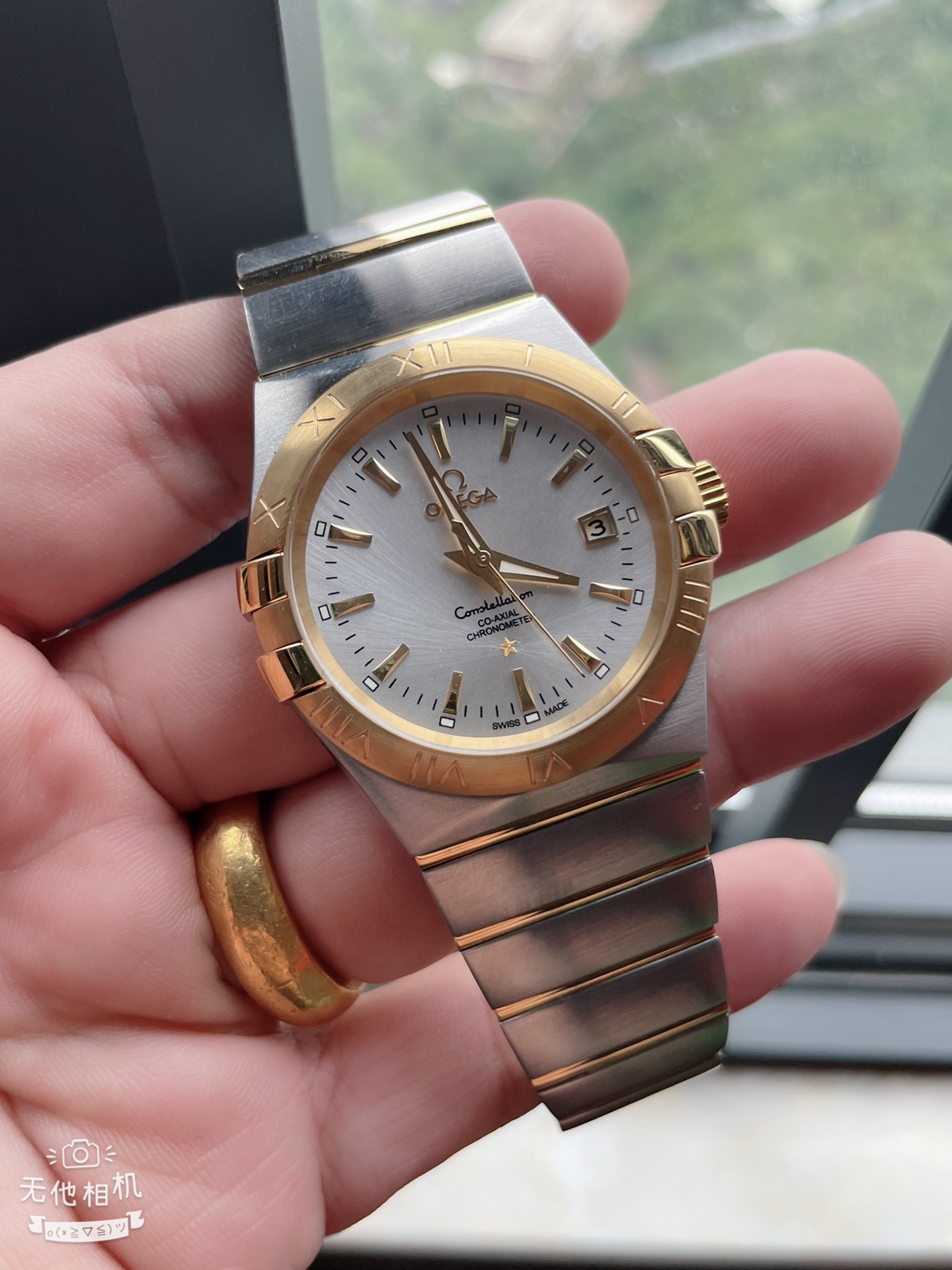 L5    欧米茄  Omega  星座系列 男士腕表 全自动机械机芯 316L精钢表壳 矿物质玻璃镜面 精钢表带 直径40mm厚12mm 在细细观赏腕表细节之美前,你一定会被其显而易见的 欧米茄 Omega 星座系列标志性设计所吸引,经典的托爪和半月形切面可以瞬间为佩戴者帯来熟悉的感觉与体验。与此同时,此款腕表被赋予了全新格调,将先锋技术和优雅魅力挥洒得淋漓尽致。