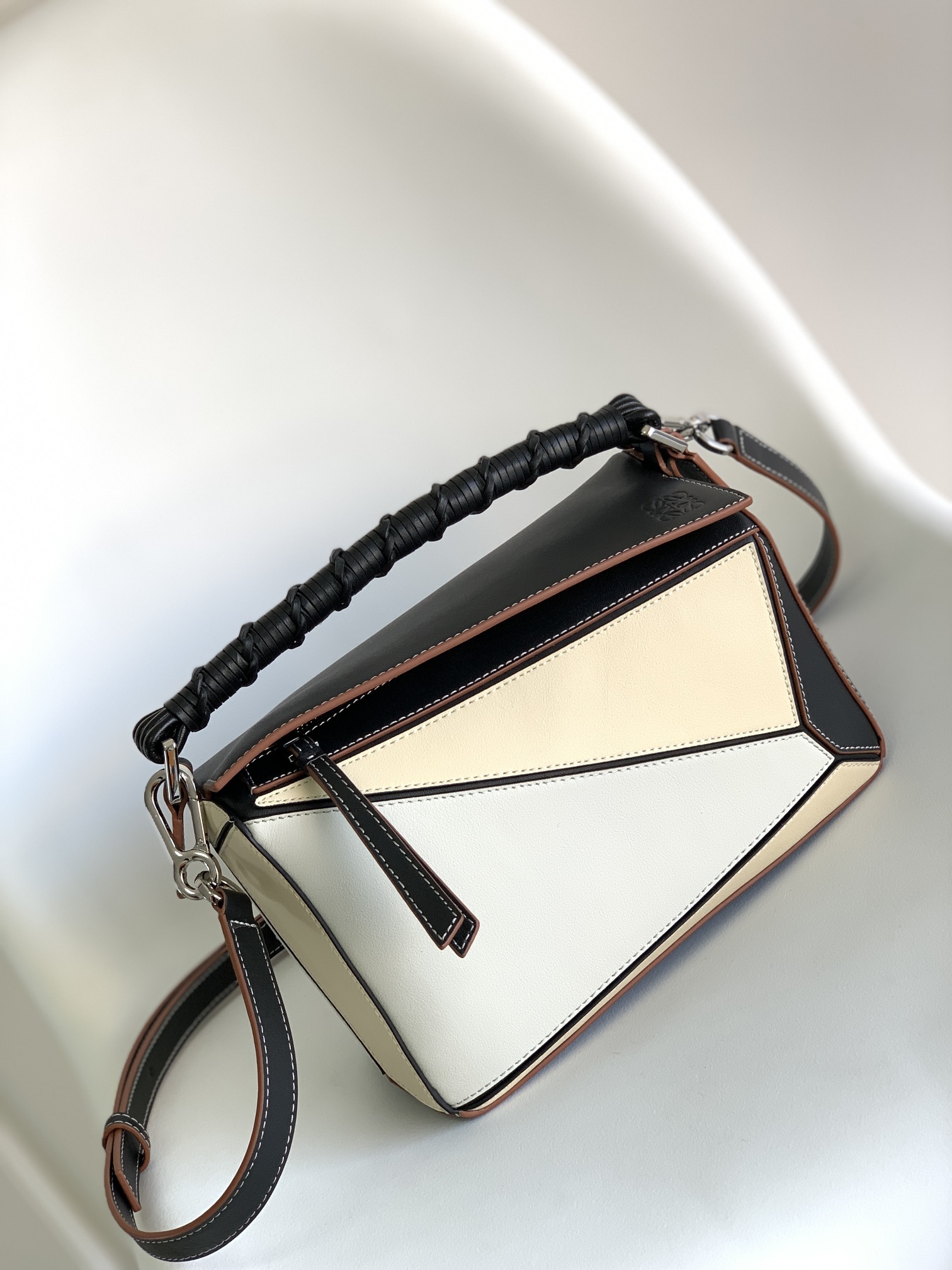 NO:193801,Lw New Puzzle Edge Braided Handbag Cowhide Leather Puzzle Handbag is the debut handbag for LOEWE by creative director Jonathan Anderson*Create the Puzzle unique geometric lines*Made of Napa cowhide leather*With cage stitching edges and hand-woven top handles. Shoulder or crossbody*Adjustable shoulder straps, removable*Ainternal insert pocket and an exterior rear zipper pocket*Cowhide Leather Zipper head*Herge cotton canvas lining Anagram embossed size:24*10.5*16 Model 261801 (breasted hand roll) (with full package), Puzzle Edge  Weaving, Dolce & Gabbana, loewe, cowhide19860909Lw 新款Puzzle Edge 编织 手袋 牛皮革Puzzle 手袋是创意总监乔纳森·安德（JonathanAnderson）为LOEWE推出的首次亮相手提包*长方体形状和精确的切割技术创造了 Puzzle 独特的几何线条*采用纳帕牛皮革制成*带有笼盖缝线边缘和手工编织的顶部提手.肩背或斜挎*肩带可调节,可拆卸*一个内部插袋和一个外部后方拉链口袋*牛皮革拉链头*人字纹棉质帆布衬里Anagram 压纹 size:24*10.5*16 型号261801（编手捥）（配全套包装）,Puzzle Edge 编织,Dolce&Gabbana,loewe,cowhide,Bag