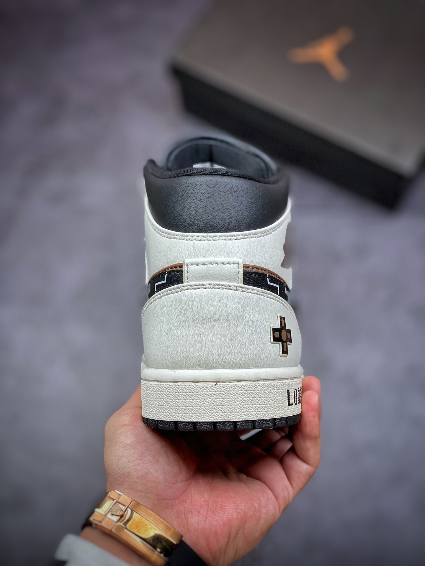 240 AirJordan1Mid摩卡电玩立体按键游戏机vibe做旧风男款白棕554724-170（