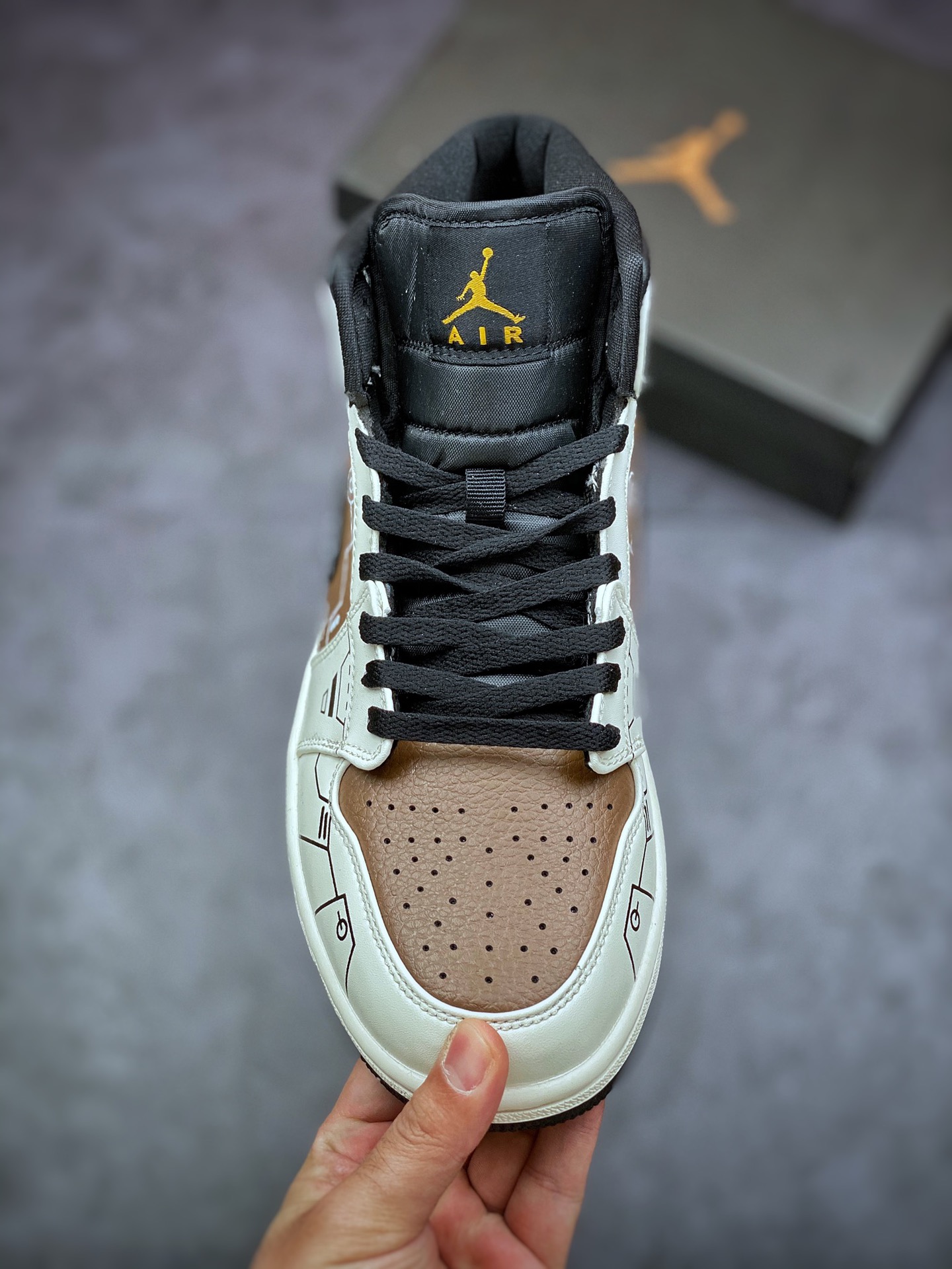 240 AirJordan1Mid摩卡电玩立体按键游戏机vibe做旧风男款白棕554724-170（