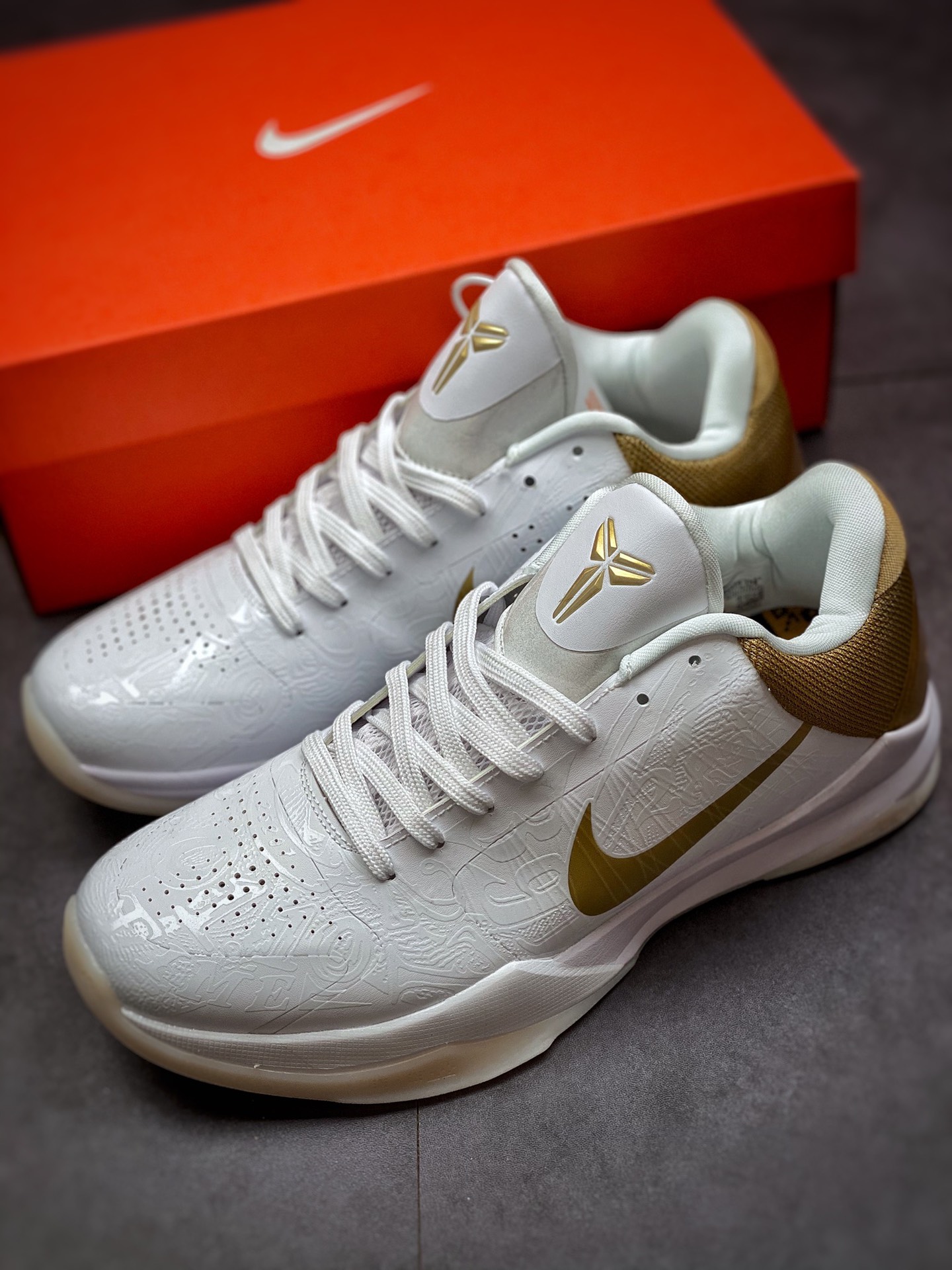 270 科比5 Nike Zoom Kobe V Big Stage Home 白金 复刻实战运动低帮文化篮球鞋 386429-108
