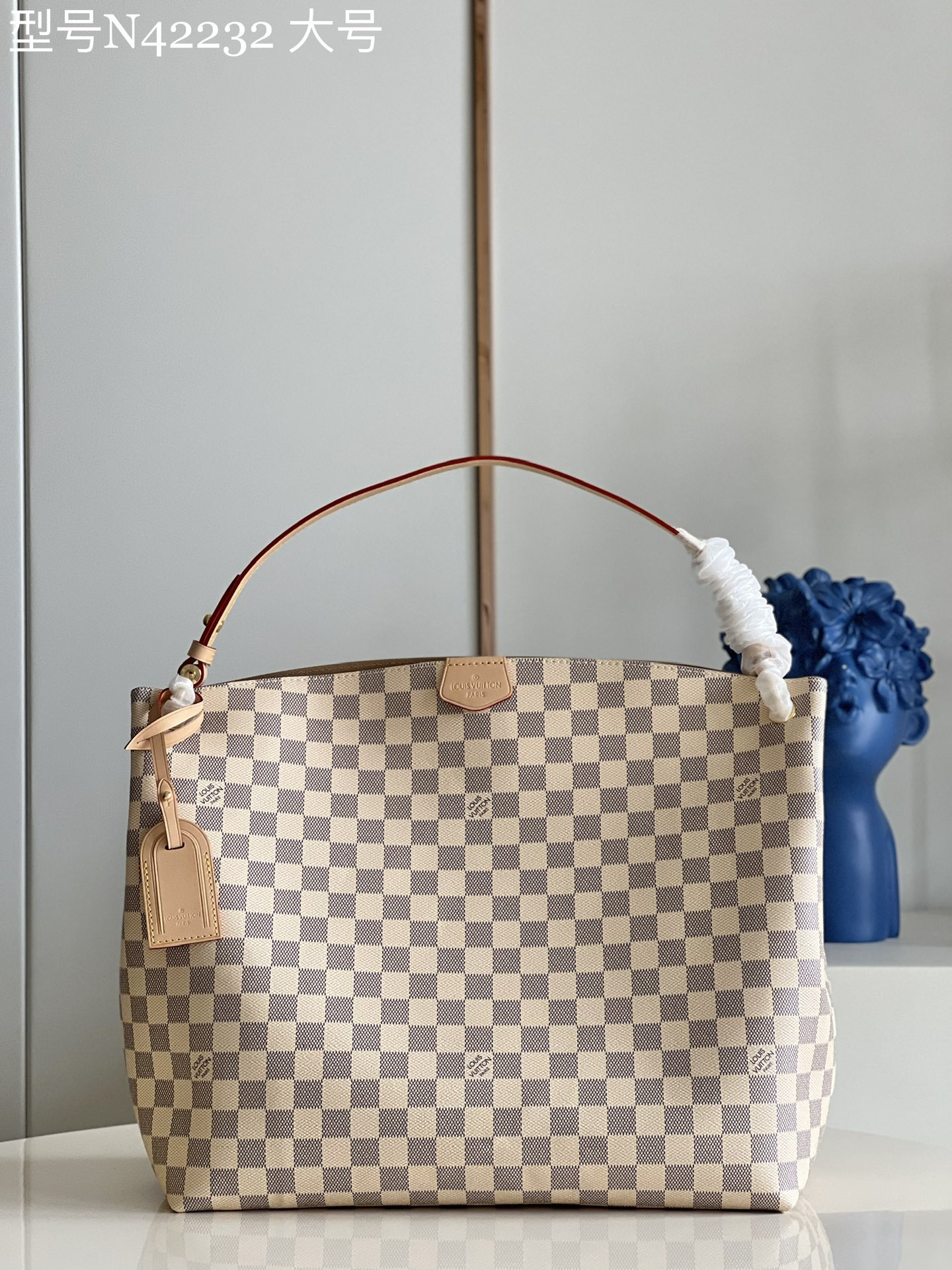 NO:398226,【Exclusive real photo N42232 large size】GRACEFUL handbag fresh Damier Azur canvas interprets the combination of light texture and abundant capacity, taking into account the close design suitable for daily travel. Natural cowhide details and shiny reveal a delicate texture, and soft flat handles achieve comfortable and trendy shoulder-back shape. Magnetic buckle closure and zipper inner bag ensure the safety of the items. Detailed features 35.5 × 14.0 × 33.5 cm cm (length x height x width) y.,LV [original leather],louis vuitton,cowhide19860909【独家实拍N42232 大号】GRACEFUL手袋清新的 Damier Azur 帆布演绎轻盈质地与充裕容量的融合,兼顾适宜日常出行的贴身设计.天然牛皮细节与亮泽显露细腻质感,柔软平手柄实现舒适而不失潮流的肩背造型.磁扣开合与拉链内袋确保物品安全无虞.详细特征35.5 × 14.0× 33.5 cm厘米 (长度 x 高 x 宽) y.,LV【原厂皮】,louis vuitton,cowhide,Bag