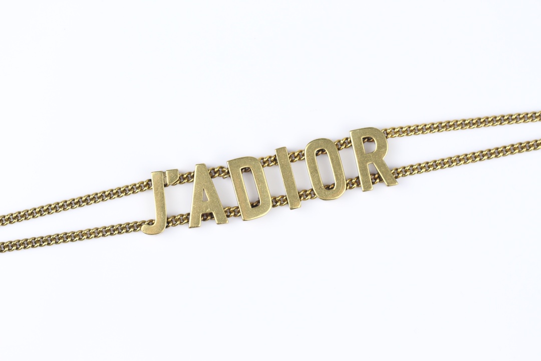批75
 👑dior 迪奥 2021 最新款 jadior字母钻★ 项链💓 做工细腻    优雅气质     低调不失奢华[嘴唇]   zp打造   完美复刻   细节足以体现它的质感     佩戴效果更是赞    不管什么场合佩戴   绝对 ok 项链