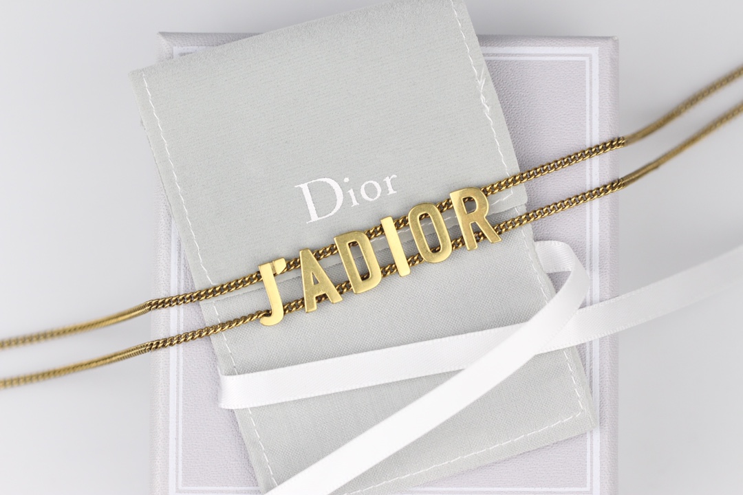 批75
 👑dior 迪奥 2021 最新款 jadior字母钻★ 项链💓 做工细腻    优雅气质     低调不失奢华[嘴唇]   zp打造   完美复刻   细节足以体现它的质感     佩戴效果更是赞    不管什么场合佩戴   绝对 ok 项链