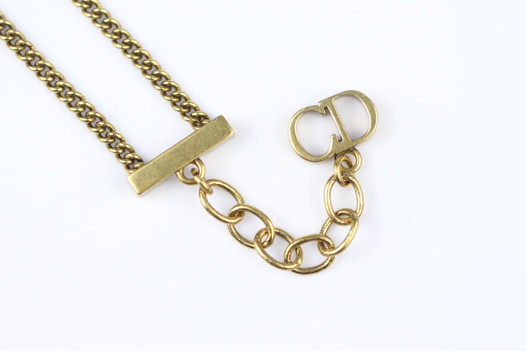 批75
 👑dior 迪奥 2021 最新款 jadior字母钻★ 项链💓 做工细腻    优雅气质     低调不失奢华[嘴唇]   zp打造   完美复刻   细节足以体现它的质感     佩戴效果更是赞    不管什么场合佩戴   绝对 ok 项链