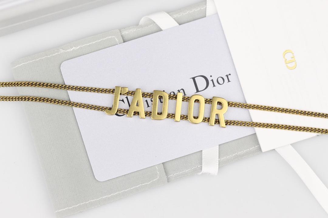批75
 👑dior 迪奥 2021 最新款 jadior字母钻★ 项链💓 做工细腻    优雅气质     低调不失奢华[嘴唇]   zp打造   完美复刻   细节足以体现它的质感     佩戴效果更是赞    不管什么场合佩戴   绝对 ok 项链