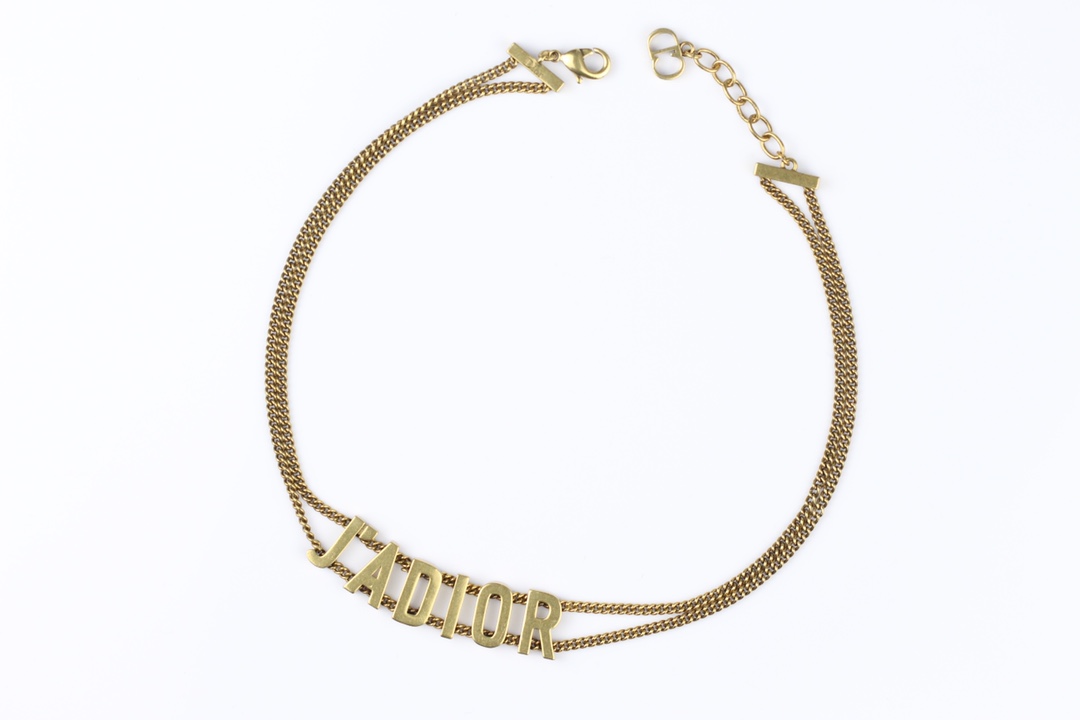 批75
 👑dior 迪奥 2021 最新款 jadior字母钻★ 项链💓 做工细腻    优雅气质     低调不失奢华[嘴唇]   zp打造   完美复刻   细节足以体现它的质感     佩戴效果更是赞    不管什么场合佩戴   绝对 ok 项链