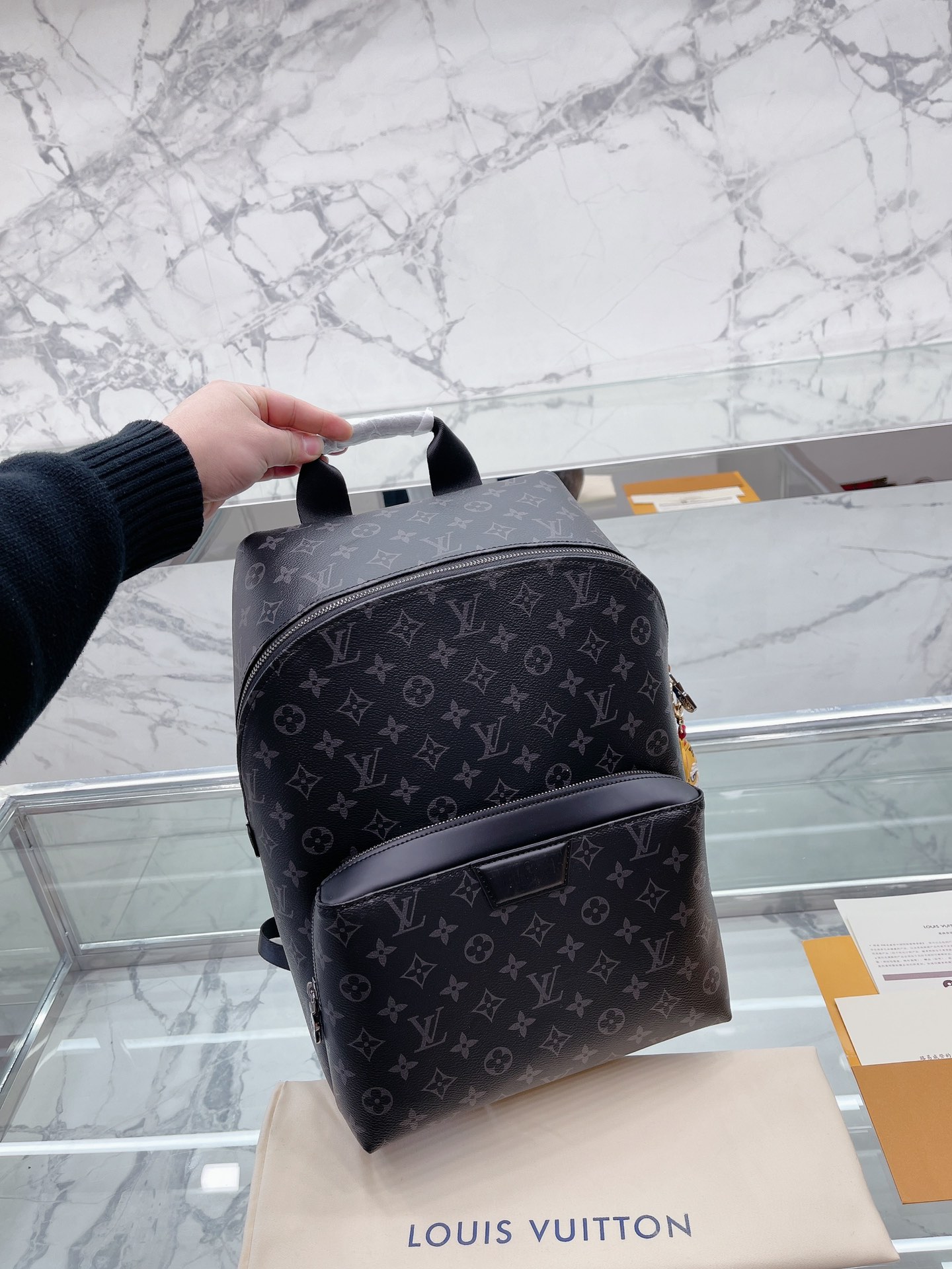 Stylish LV Discovery Shoulder Bag for Men: Practical, High Quality, Perfect Gift