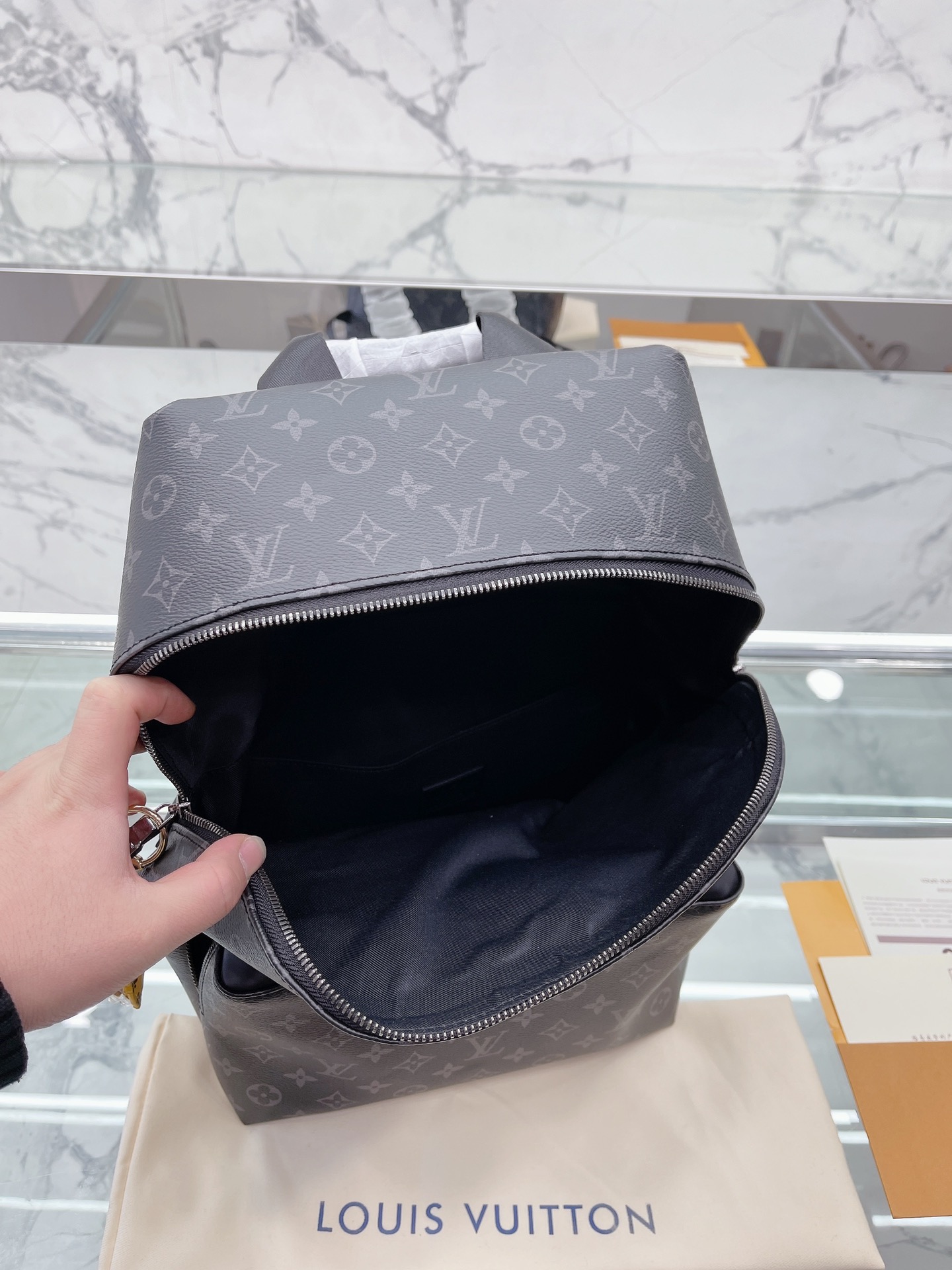 Stylish LV Discovery Shoulder Bag for Men: Practical, High Quality, Perfect Gift - 图片 9