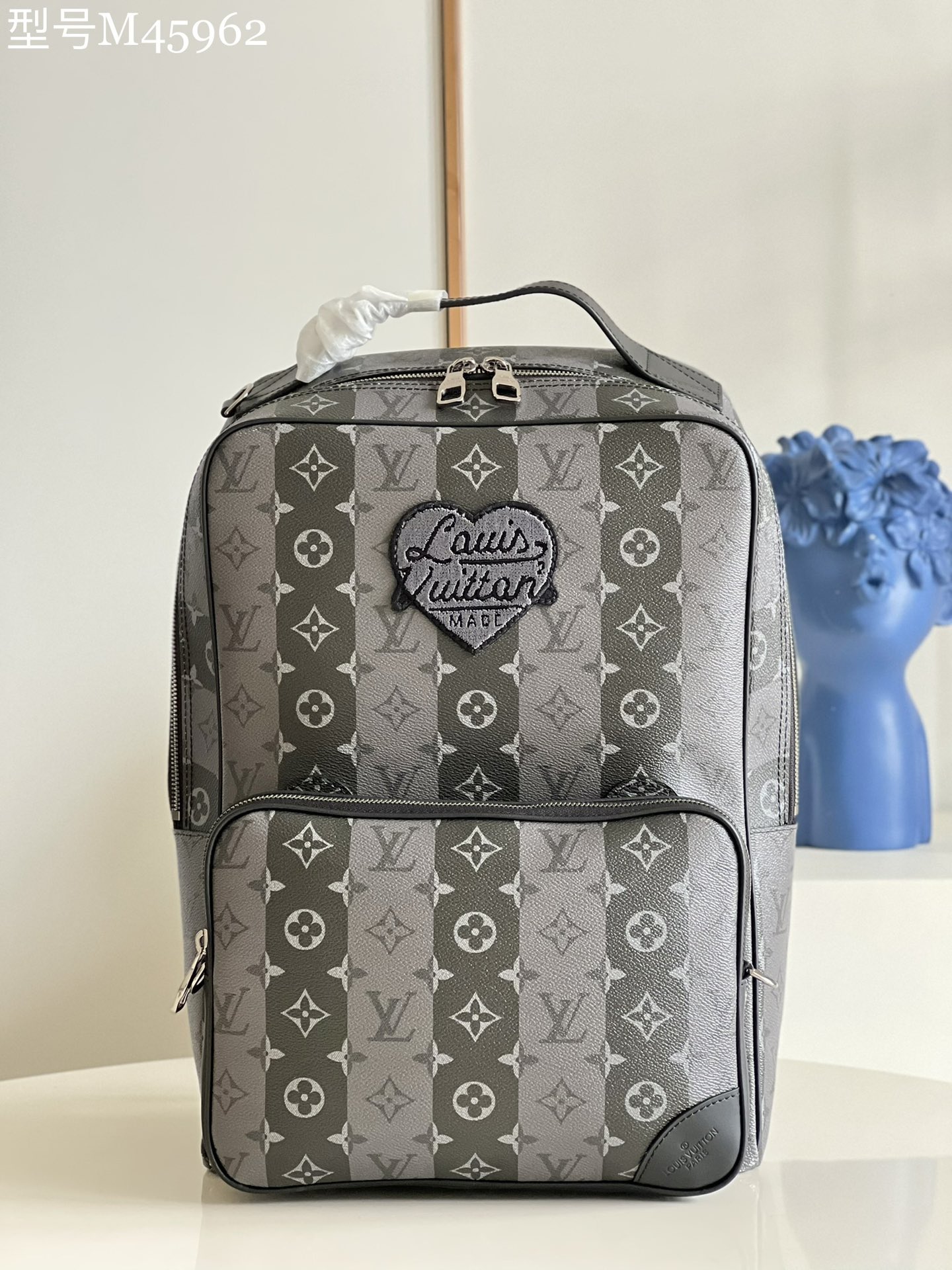 NO:398309,【Exclusive real photo M45962】Utilitary backpack is made by Japanese designer Nigo, and the Monogram Stripes Eclipse canvas is shaped with a two-in-one Monogram pattern and is integrated into a striped background; clever shoulder straps can make the removable front bag turn into a messenger bag. Detailed features 30 x 42 x 14 cm (length x height x width) z.900,LV [original leather],louis vuitton19860909【独家实拍M45962】Utilitary 双肩包出自日本设计师 Nigo 之手,以 Monogram Stripes Eclipse 帆布塑造二合一设计Monogram 图案融入条纹背景；巧用肩带,即可令可拆卸前袋化身邮差包.详细特征30 x 42 x 14 厘米 (长度 x 高 x 宽) z.900,LV【原厂皮】,louis vuitton,Bag