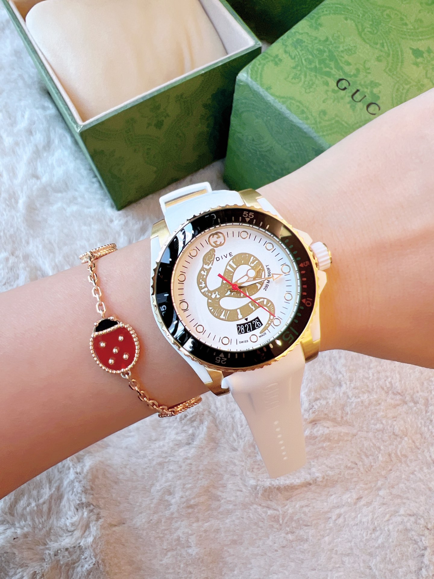 💰400  升级版❗原单品质❗️」古驰 Gucci新款中性潜水表，40 mm表径，以品牌标志性蛇图案和夜光显示为表盘。应用不锈钢材质，经缎面拉丝润饰，并搭配与表盘配色一致的橡胶表带。表盘单向旋转表圈上还装饰荧光时标刻度，瑞士ETA石英机芯！