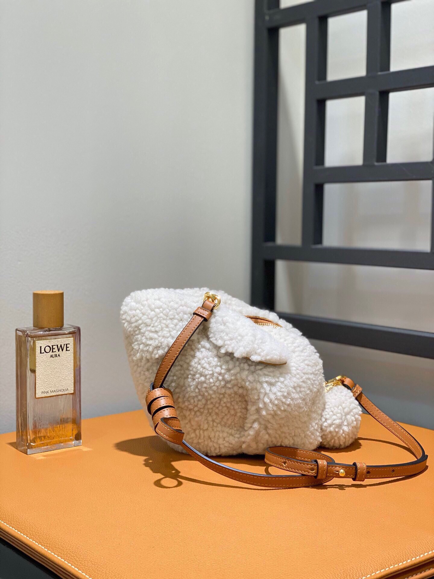 Le même sac de lapin de Di Lieba, le même style que le « cœur de la fille secrète » du lapin de fourrure, peut être considéré comme un coup critique. Cuir avec ensemble complet d’emballage P régulier (Sac à provisions de carte-cadeau en boîte à ruban) Taille: 17 * 12 * 9cm peut être installé sur tous les modèles iPhone Code 66016