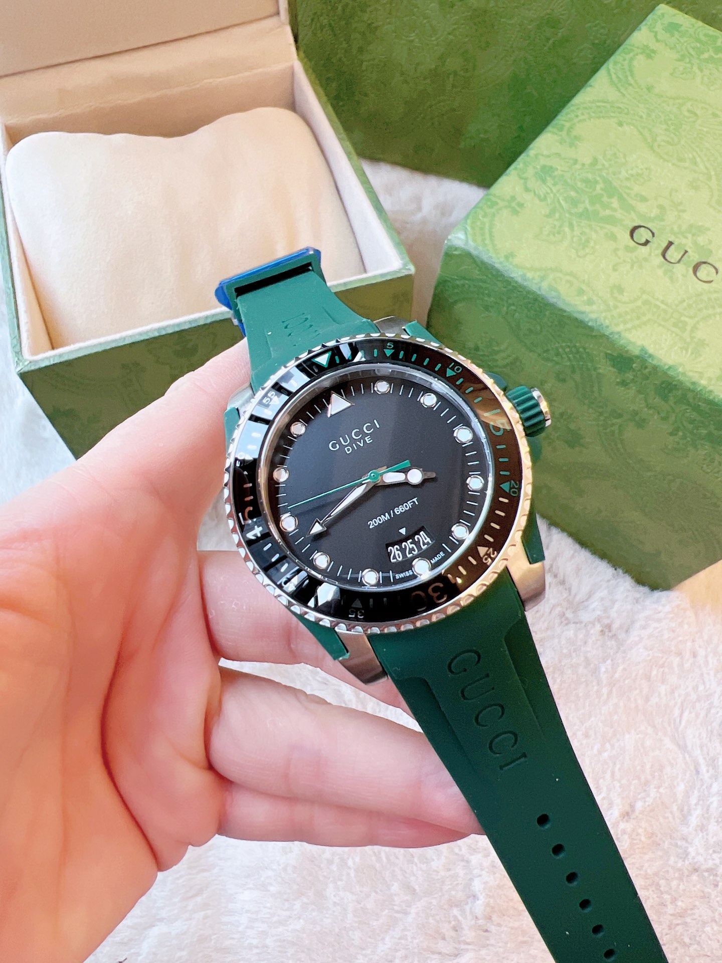 💰400  升级版❗原单品质❗️古驰 Gucci新款中性潜水表，40 mm表径，以品牌标志性蛇图案和夜光显示为表盘。应用不锈钢材质，经缎面拉丝润饰，并搭配与表盘配色一致的橡胶表带。表盘单向旋转表圈上还装饰荧光时标刻度，瑞士ETA石英机芯！