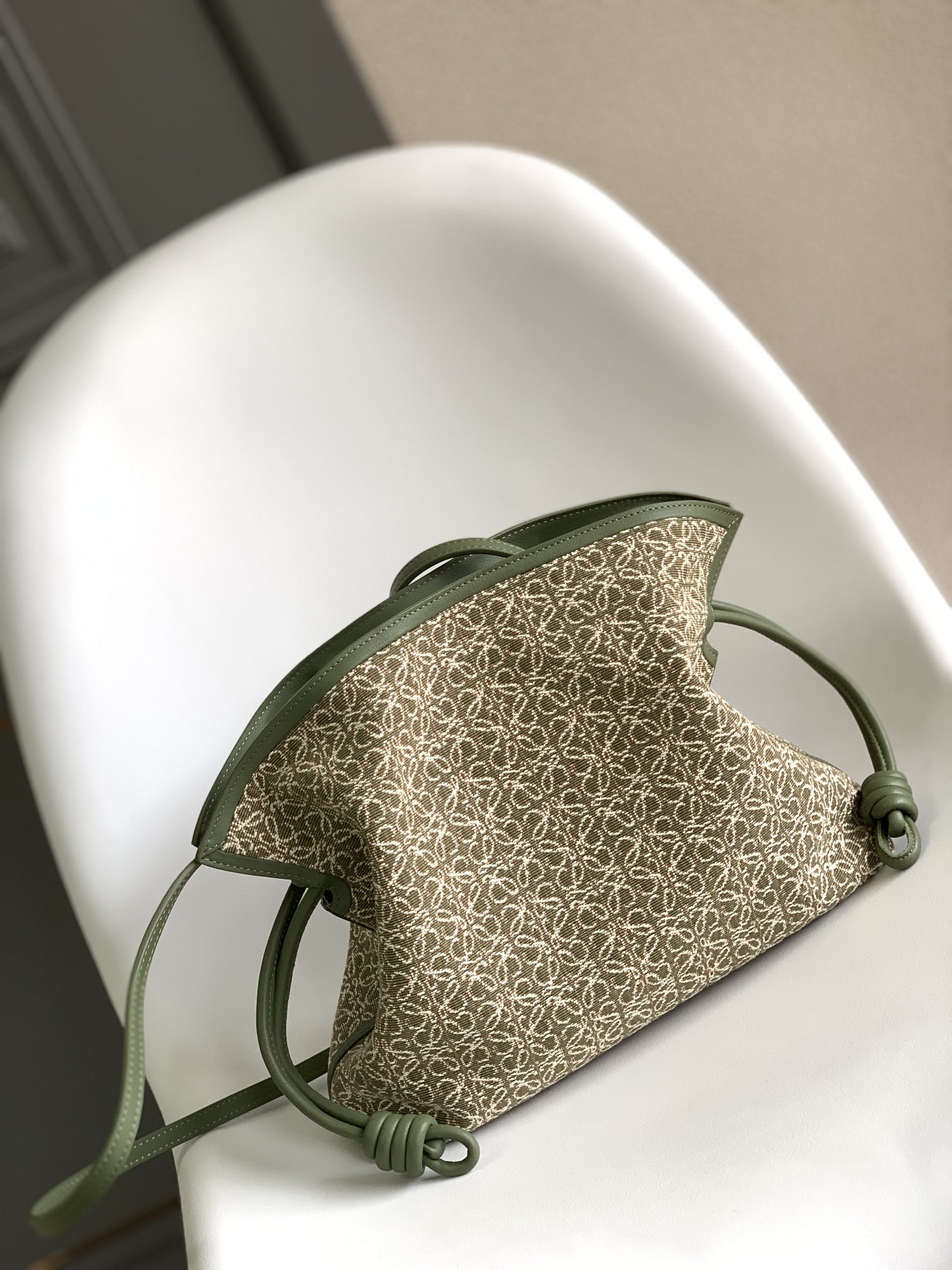 NO:617973,Lo*we Anagram Jacquard and Calf Leather Flamenco Clutch Released in the 1870s Flamenco clutch is fastened with a drawstring and finished with the signature coiled knot This version is made from calf leather and jacquard canvas decorated with a repeating Anagram pattern *Wear it over the shoulder, cross-body or by hand*Removable and adjustable*Unpretentious magnetic closure*Herringbone cotton canvas lining size30*24.5*10.5CM  Model 10886 (with full set of packaging), Flamenco lucky bag (medium size) Flamenco lucky bag (medium size), handbag, cowhide19860909Lo*weAnagram 提花布和牛皮革 Flamenco 手拿包 十九世纪七十年代发布Flamenco 手拿包采用拉绳收紧,并打上标志性的盘绕结这个版本采用牛皮革和提花帆布制成,饰有重复 Anagram 图案*肩背,斜挎或手拿*可拆卸和可调*朴素的磁扣开合*人字纹棉质帆布衬里 size30*24.5*10.5CM 型号10886（配全套包装）,Flamenco 福袋（中号）Flamenco福袋（中号）,handbag,cowhide,Bag