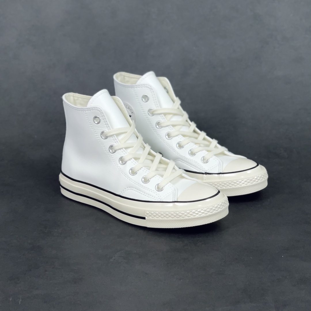 F5 秋冬新品匡威高帮超软皮面 Converse Chuck 1970s 经典白色皮面超软荔枝纹皮面 欧阳娜娜同款，为了迎合匡威迷们能在这个季节穿上他们最爱的1970s版型而又不怕寒，公司应用了最耐寒的高端皮面作为原材料，工艺上依然和1970一样的形体搭配让这个季节的匡威迷们重新踏上青春活力。 经典白：167064C