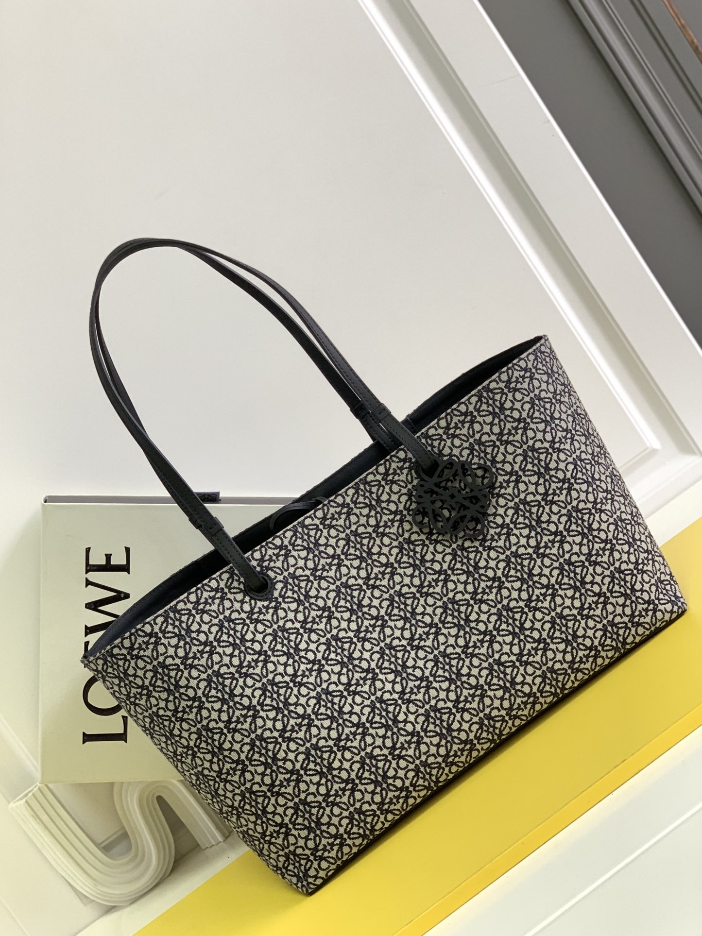 NO:894188,Lw New Anagram Jacquard and Calf Leather East West Tote Handbag Versatile, roomy East West Tote handbag* features a longer calf leather top handle with a leather Anagram charm. This version is made of calf leather and jacquard canvas, decorated with a repeating Anagram pattern. *Carry on the shoulder or by the top handle*Cow leather lace fastening*Large internal slip pocket*Cow leather lining*LOEWE Made spain metal embossing size:37*16*25CM  Model 062189 large, new Anagram Tote (shopping bag), loewe, cowhide19860909Lw 新款Anagram 提花布和牛皮革East West Tote手袋 多用途、大空间的East West Tote手袋*搭配较长的牛皮革顶部提手,带有皮革 Anagram 挂饰.这个版本采用牛皮革和提花帆布制成,饰有重复Anagram 图案.*肩背或顶部提手携带*牛皮革系带固定*大尺寸内部插袋*牛皮革衬里*LOEWE Made spain金属压纹 size:37*16*25CM 型号062189大号,新款Anagram Tote（购物袋）,loewe,cowhide,Bag
