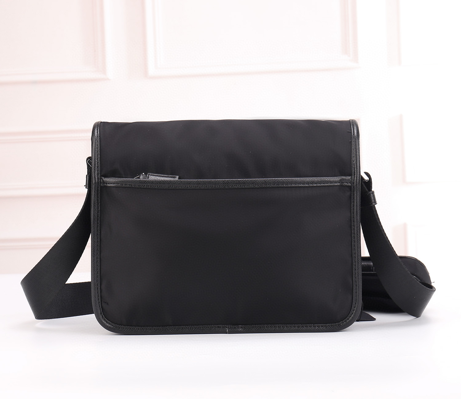 p家专柜最新款男士斜挎包2769到货，尼龙材质，带Saffiano皮革饰边，金属五金配件，两枚旁开扣，可