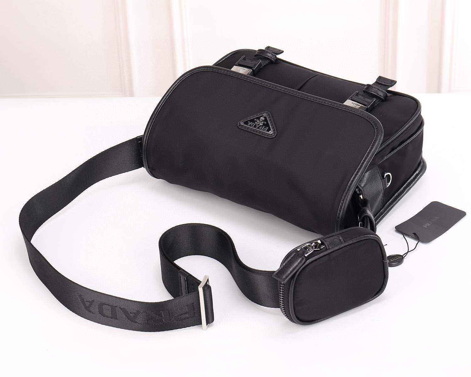 p家专柜最新款男士斜挎包2769到货，尼龙材质，带Saffiano皮革饰边，金属五金配件，两枚旁开扣，可