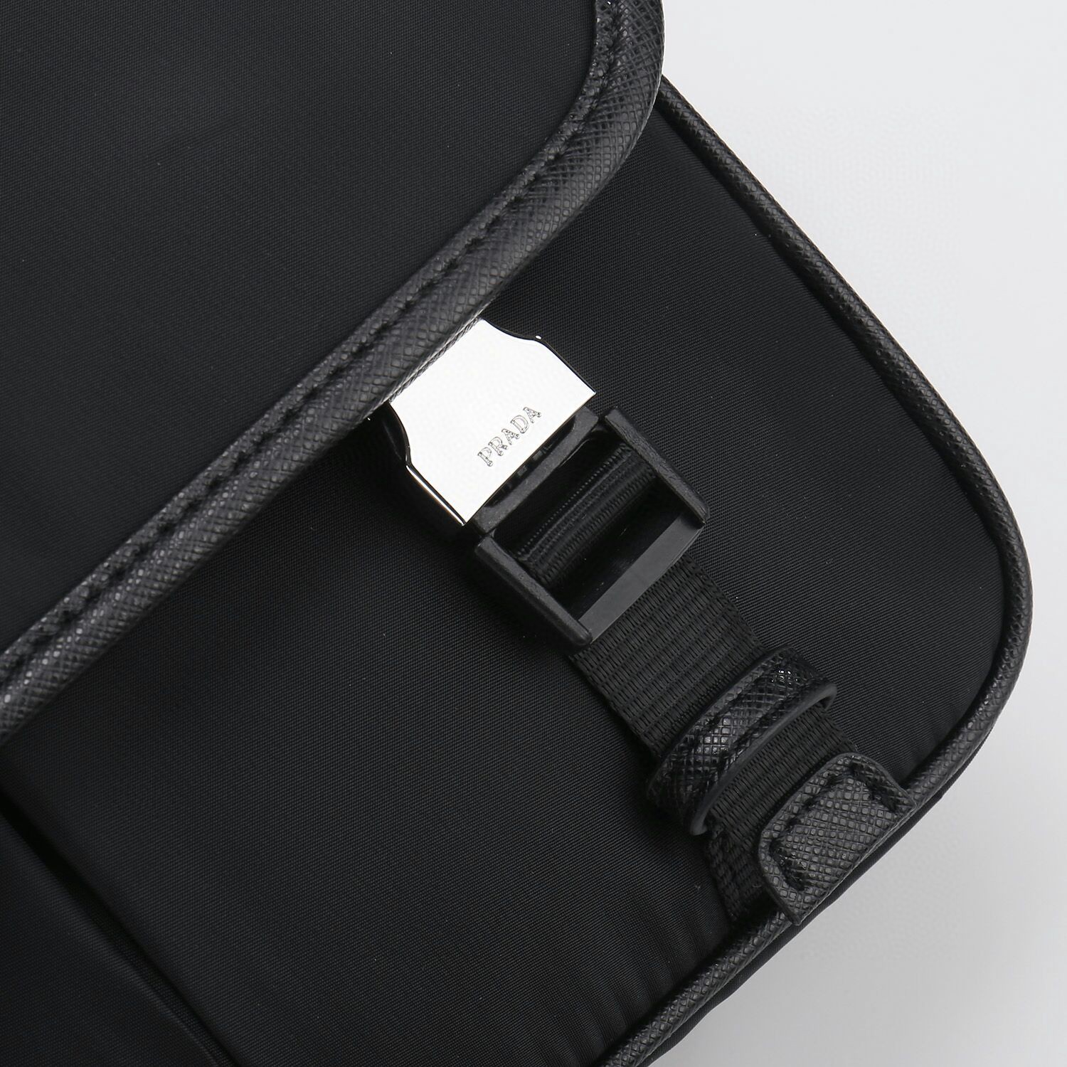 p家专柜最新款男士斜挎包2769到货，尼龙材质，带Saffiano皮革饰边，金属五金配件，两枚旁开扣，可