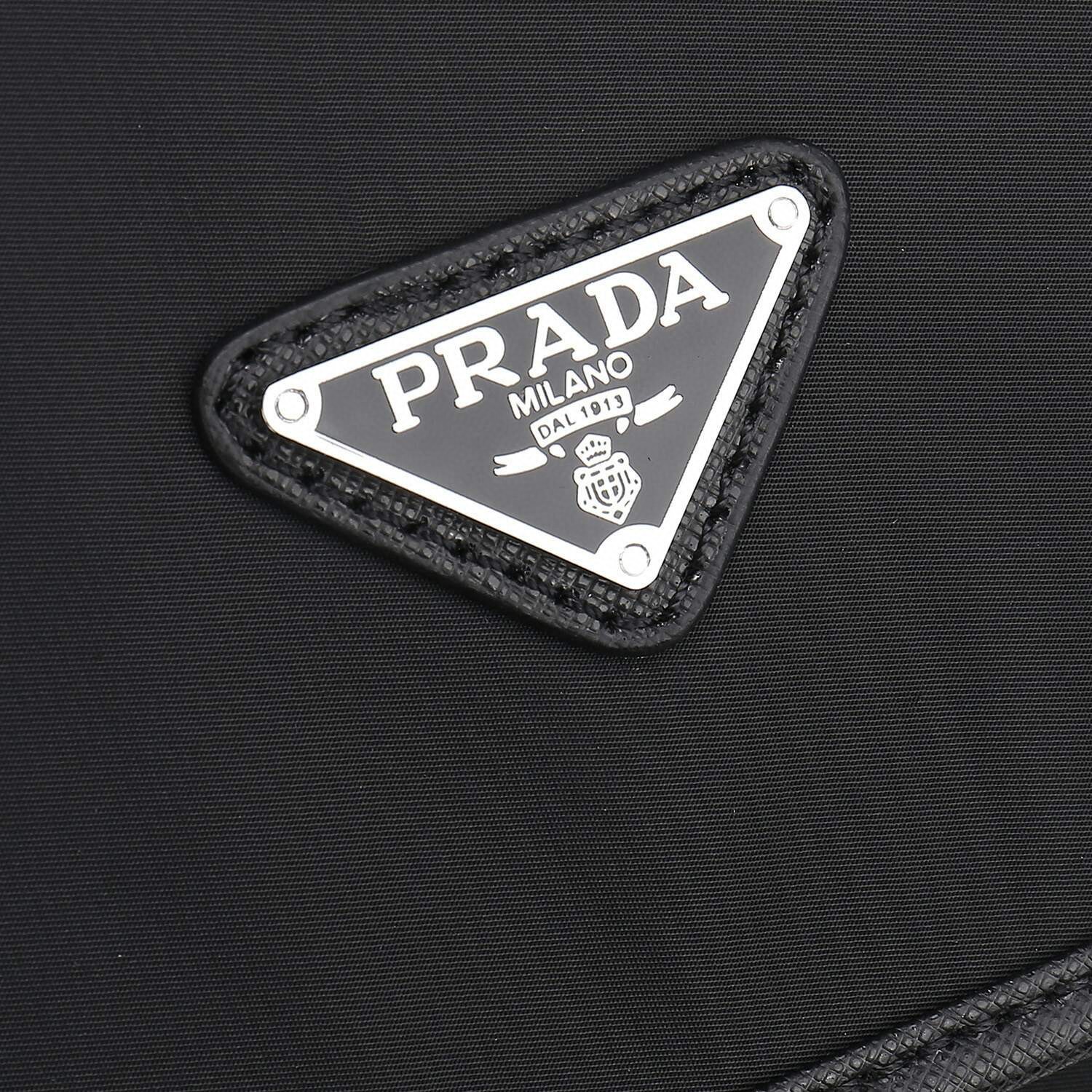 p家专柜最新款男士斜挎包2769到货，尼龙材质，带Saffiano皮革饰边，金属五金配件，两枚旁开扣，可