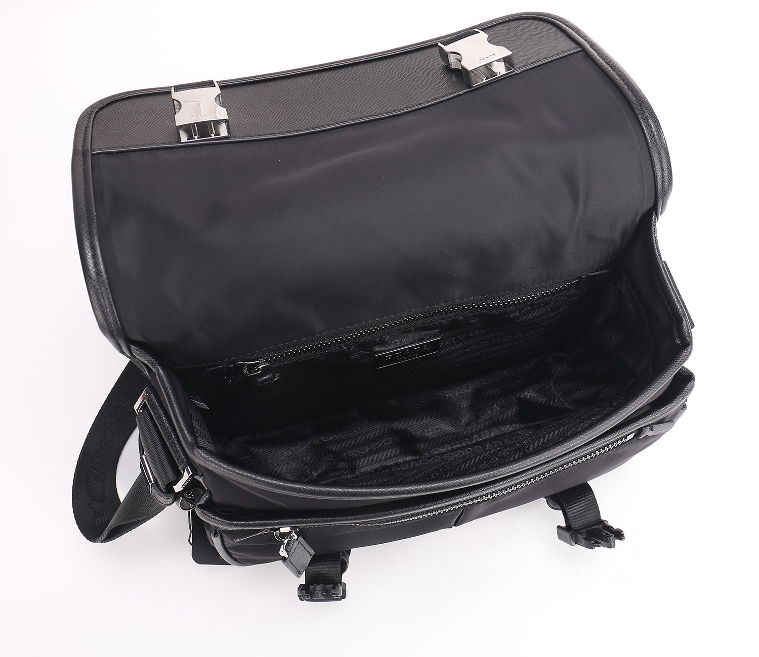 p家专柜最新款男士斜挎包2769到货，尼龙材质，带Saffiano皮革饰边，金属五金配件，两枚旁开扣，可