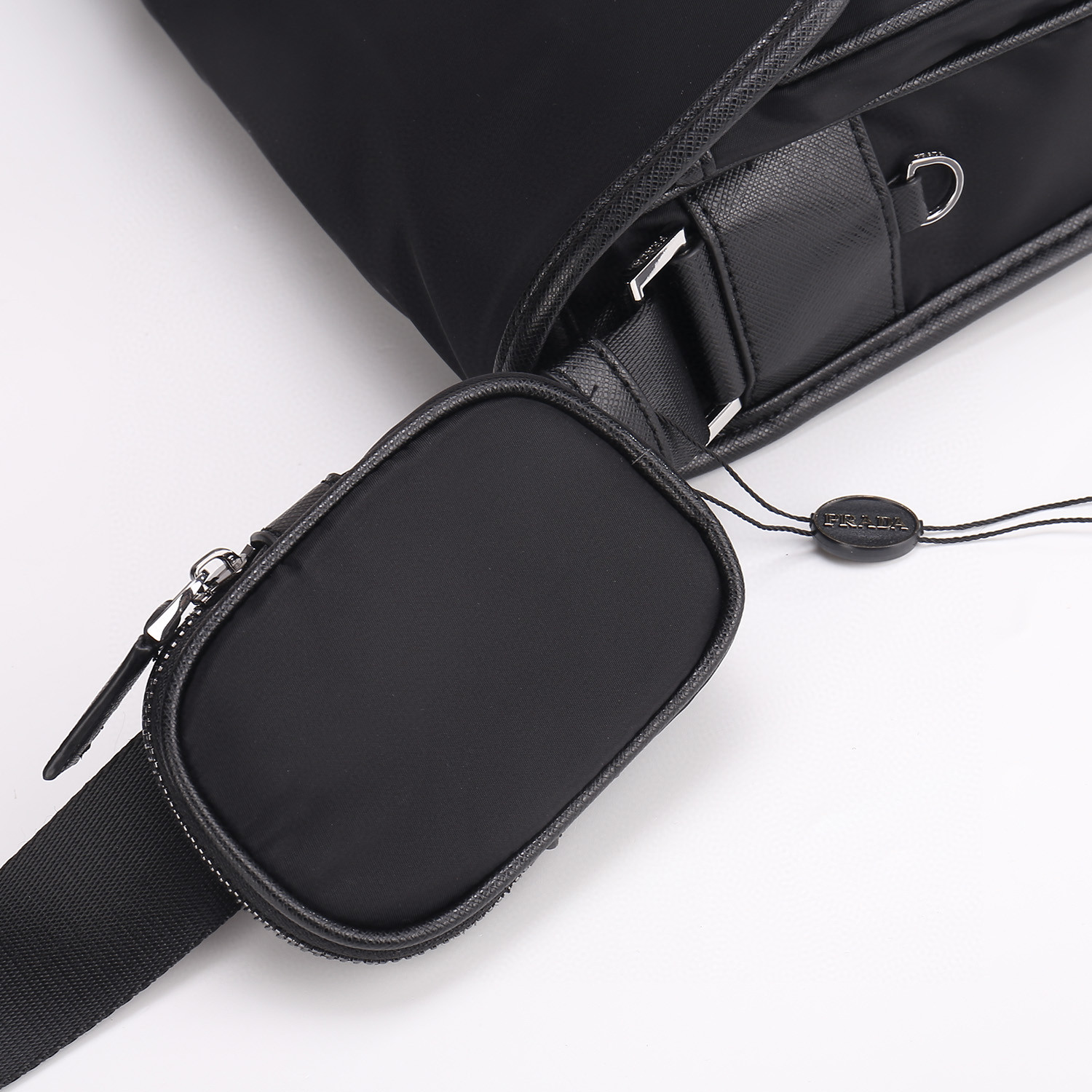 p家专柜最新款男士斜挎包2769到货，尼龙材质，带Saffiano皮革饰边，金属五金配件，两枚旁开扣，可