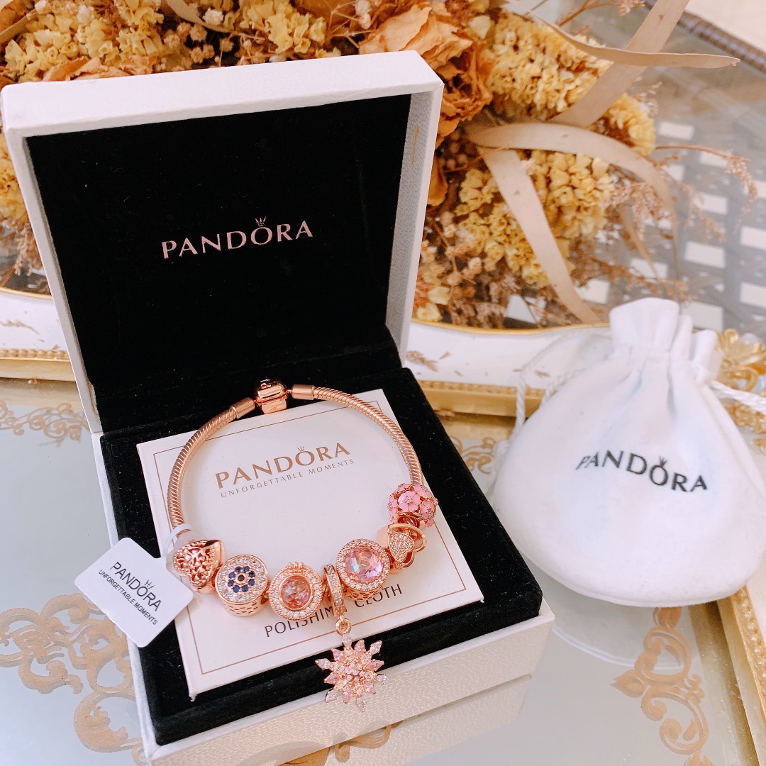 165🔥🔥元旦新年最新款，转图必卖🔥🔥主播推荐 🏮🏮潘多拉手链手镯Pandora 抖音网红 直播带货 高品质镶嵌工艺  佩戴码数手腕尺寸➕2cm ~3cm爆款官网同款 🎁2022新款🔥搭配潘多拉🌷🍃独家实拍。工厂直销一手货源！ 🔥特殊渠道 ✈足克足量，进口水钻全手工镶嵌💎限量出售 欢迎下单👏👏。尺寸16~21cm  每一颗配件都有其含义，证明出潘多拉手链是具有丰富的首饰内涵和艺术故事❕❕ 钻位清晰镶工是极好的丹麦高端材质和顶级银为原料。❗尺寸：16 17 18 19 20 21公分