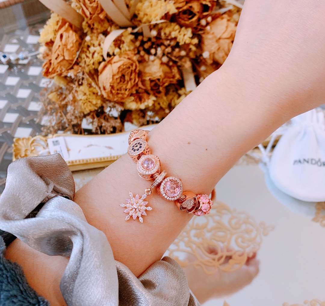 165🔥🔥元旦新年最新款，转图必卖🔥🔥主播推荐 🏮🏮潘多拉手链手镯Pandora 抖音网红 直播带货 高品质镶嵌工艺  佩戴码数手腕尺寸➕2cm ~3cm爆款官网同款 🎁2022新款🔥搭配潘多拉🌷🍃独家实拍。工厂直销一手货源！ 🔥特殊渠道 ✈足克足量，进口水钻全手工镶嵌💎限量出售 欢迎下单👏👏。尺寸16~21cm  每一颗配件都有其含义，证明出潘多拉手链是具有丰富的首饰内涵和艺术故事❕❕ 钻位清晰镶工是极好的丹麦高端材质和顶级银为原料。❗尺寸：16 17 18 19 20 21公分