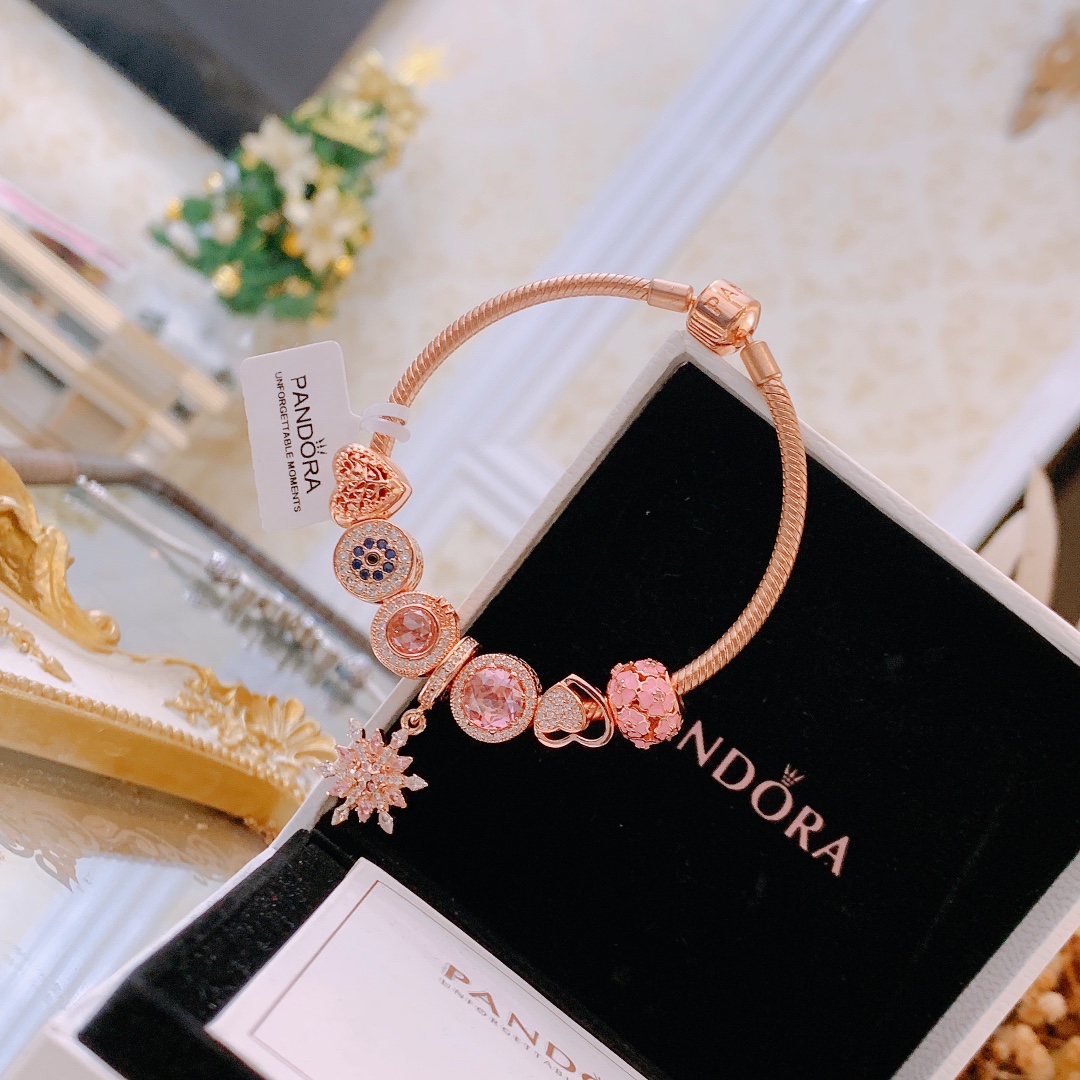 165🔥🔥元旦新年最新款，转图必卖🔥🔥主播推荐 🏮🏮潘多拉手链手镯Pandora 抖音网红 直播带货 高品质镶嵌工艺  佩戴码数手腕尺寸➕2cm ~3cm爆款官网同款 🎁2022新款🔥搭配潘多拉🌷🍃独家实拍。工厂直销一手货源！ 🔥特殊渠道 ✈足克足量，进口水钻全手工镶嵌💎限量出售 欢迎下单👏👏。尺寸16~21cm  每一颗配件都有其含义，证明出潘多拉手链是具有丰富的首饰内涵和艺术故事❕❕ 钻位清晰镶工是极好的丹麦高端材质和顶级银为原料。❗尺寸：16 17 18 19 20 21公分