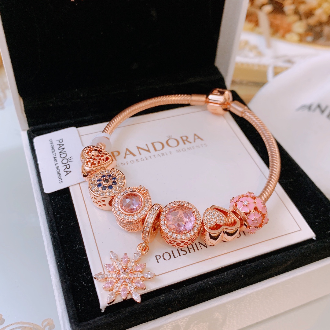 165🔥🔥元旦新年最新款，转图必卖🔥🔥主播推荐 🏮🏮潘多拉手链手镯Pandora 抖音网红 直播带货 高品质镶嵌工艺  佩戴码数手腕尺寸➕2cm ~3cm爆款官网同款 🎁2022新款🔥搭配潘多拉🌷🍃独家实拍。工厂直销一手货源！ 🔥特殊渠道 ✈足克足量，进口水钻全手工镶嵌💎限量出售 欢迎下单👏👏。尺寸16~21cm  每一颗配件都有其含义，证明出潘多拉手链是具有丰富的首饰内涵和艺术故事❕❕ 钻位清晰镶工是极好的丹麦高端材质和顶级银为原料。❗尺寸：16 17 18 19 20 21公分