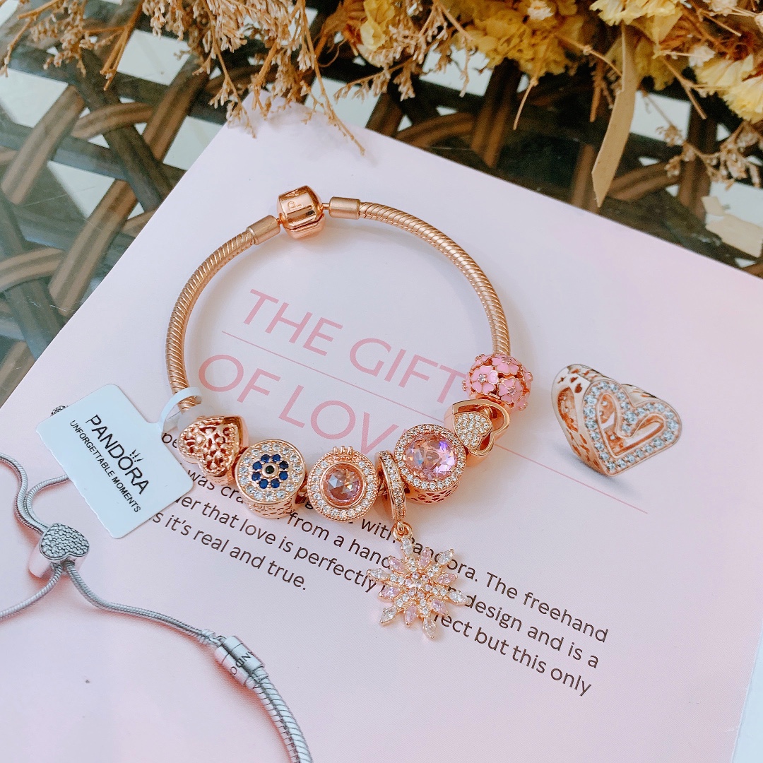 165🔥🔥元旦新年最新款，转图必卖🔥🔥主播推荐 🏮🏮潘多拉手链手镯Pandora 抖音网红 直播带货 高品质镶嵌工艺  佩戴码数手腕尺寸➕2cm ~3cm爆款官网同款 🎁2022新款🔥搭配潘多拉🌷🍃独家实拍。工厂直销一手货源！ 🔥特殊渠道 ✈足克足量，进口水钻全手工镶嵌💎限量出售 欢迎下单👏👏。尺寸16~21cm  每一颗配件都有其含义，证明出潘多拉手链是具有丰富的首饰内涵和艺术故事❕❕ 钻位清晰镶工是极好的丹麦高端材质和顶级银为原料。❗尺寸：16 17 18 19 20 21公分