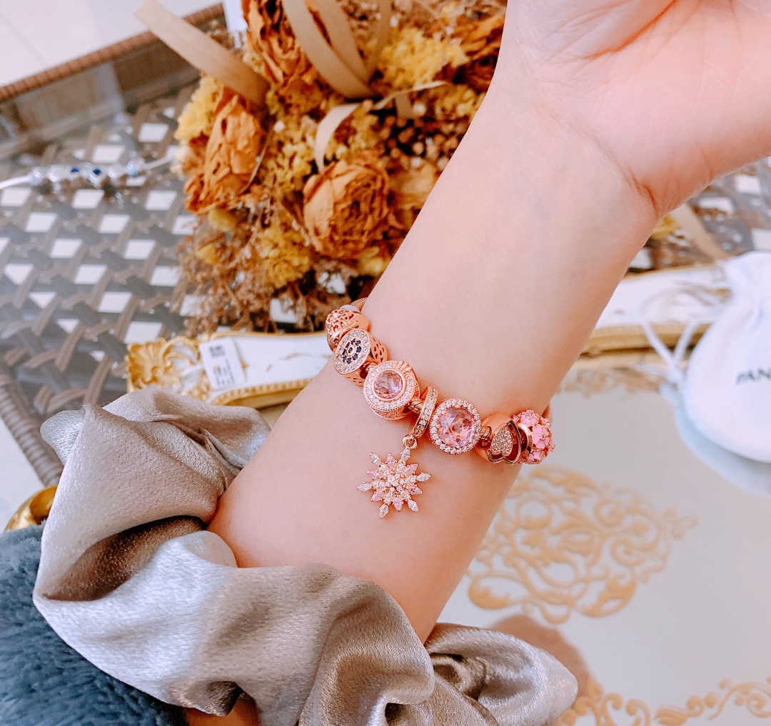 165🔥🔥元旦新年最新款，转图必卖🔥🔥主播推荐 🏮🏮潘多拉手链手镯Pandora 抖音网红 直播带货 高品质镶嵌工艺  佩戴码数手腕尺寸➕2cm ~3cm爆款官网同款 🎁2022新款🔥搭配潘多拉🌷🍃独家实拍。工厂直销一手货源！ 🔥特殊渠道 ✈足克足量，进口水钻全手工镶嵌💎限量出售 欢迎下单👏👏。尺寸16~21cm  每一颗配件都有其含义，证明出潘多拉手链是具有丰富的首饰内涵和艺术故事❕❕ 钻位清晰镶工是极好的丹麦高端材质和顶级银为原料。❗尺寸：16 17 18 19 20 21公分