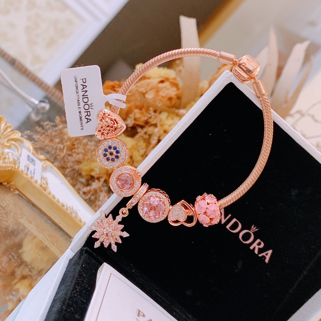 165🔥🔥元旦新年最新款，转图必卖🔥🔥主播推荐 🏮🏮潘多拉手链手镯Pandora 抖音网红 直播带货 高品质镶嵌工艺  佩戴码数手腕尺寸➕2cm ~3cm爆款官网同款 🎁2022新款🔥搭配潘多拉🌷🍃独家实拍。工厂直销一手货源！ 🔥特殊渠道 ✈足克足量，进口水钻全手工镶嵌💎限量出售 欢迎下单👏👏。尺寸16~21cm  每一颗配件都有其含义，证明出潘多拉手链是具有丰富的首饰内涵和艺术故事❕❕ 钻位清晰镶工是极好的丹麦高端材质和顶级银为原料。❗尺寸：16 17 18 19 20 21公分