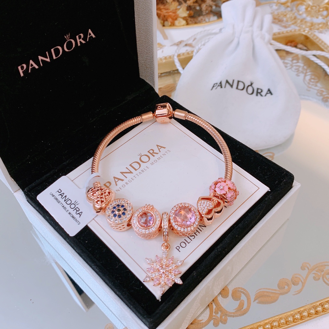 165🔥🔥元旦新年最新款，转图必卖🔥🔥主播推荐 🏮🏮潘多拉手链手镯Pandora 抖音网红 直播带货 高品质镶嵌工艺  佩戴码数手腕尺寸➕2cm ~3cm爆款官网同款 🎁2022新款🔥搭配潘多拉🌷🍃独家实拍。工厂直销一手货源！ 🔥特殊渠道 ✈足克足量，进口水钻全手工镶嵌💎限量出售 欢迎下单👏👏。尺寸16~21cm  每一颗配件都有其含义，证明出潘多拉手链是具有丰富的首饰内涵和艺术故事❕❕ 钻位清晰镶工是极好的丹麦高端材质和顶级银为原料。❗尺寸：16 17 18 19 20 21公分