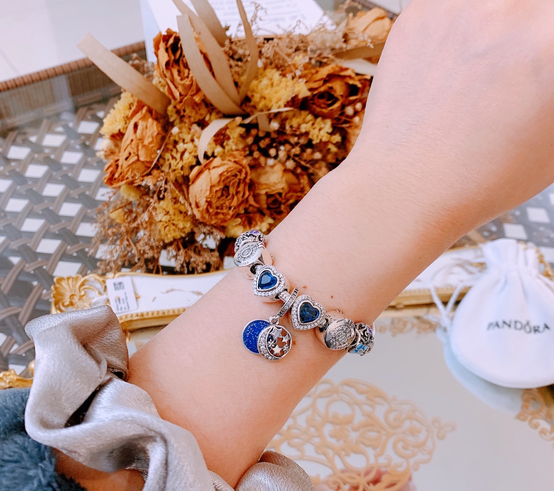 165🔥🔥元旦新年最新款，转图必卖🔥🔥主播推荐 🏮🏮潘多拉手链手镯Pandora 抖音网红 直播带货 高品质镶嵌工艺  佩戴码数手腕尺寸➕2cm ~3cm爆款官网同款 🎁2022新款🔥搭配潘多拉🌷🍃独家实拍。工厂直销一手货源！ 🔥特殊渠道 ✈足克足量，进口水钻全手工镶嵌💎限量出售 欢迎下单👏👏。尺寸16~21cm  每一颗配件都有其含义，证明出潘多拉手链是具有丰富的首饰内涵和艺术故事❕❕ 钻位清晰镶工是极好的丹麦高端材质和顶级银为原料。❗尺寸：16 17 18 19 20 21公分