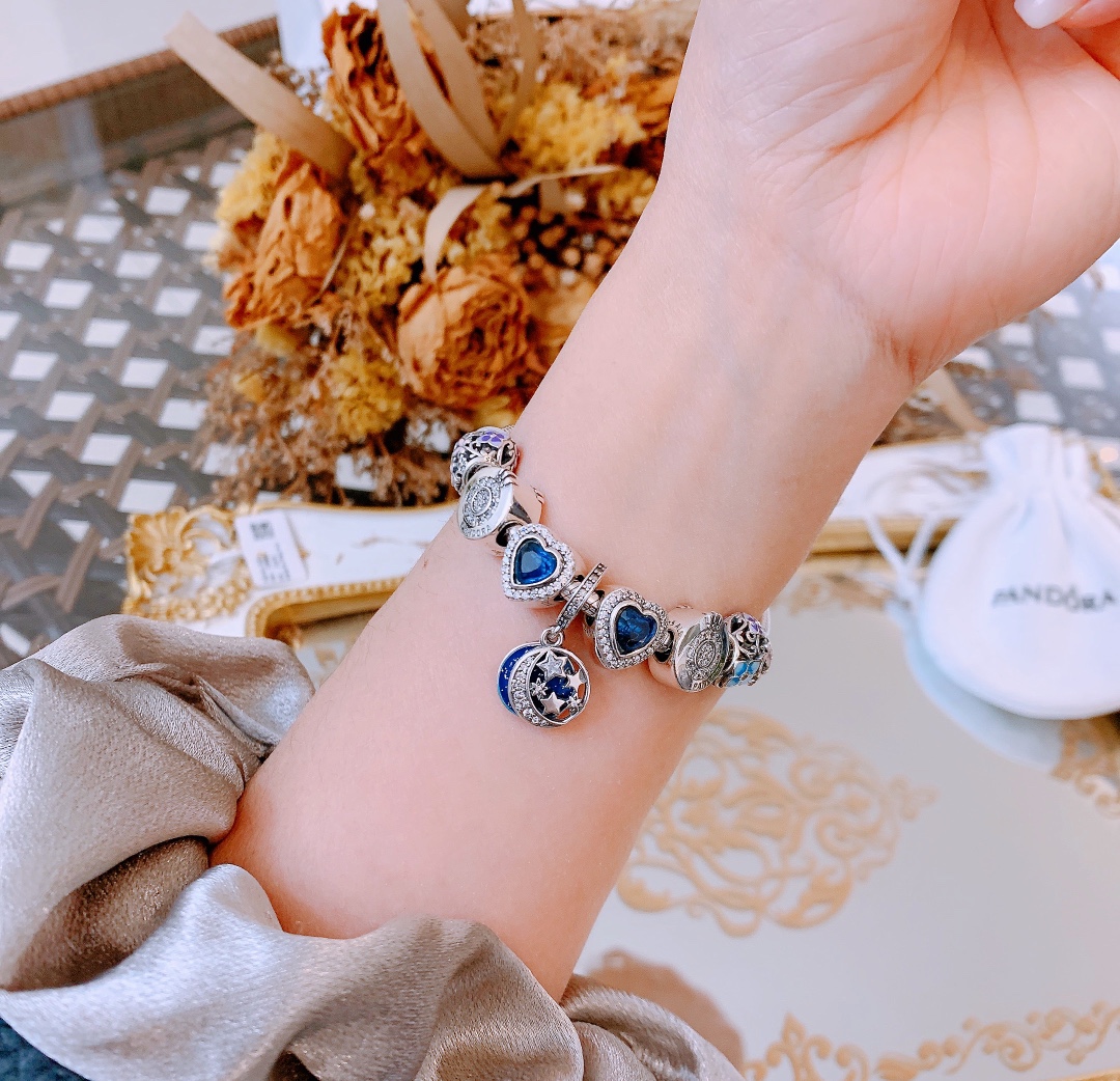 165🔥🔥元旦新年最新款，转图必卖🔥🔥主播推荐 🏮🏮潘多拉手链手镯Pandora 抖音网红 直播带货 高品质镶嵌工艺  佩戴码数手腕尺寸➕2cm ~3cm爆款官网同款 🎁2022新款🔥搭配潘多拉🌷🍃独家实拍。工厂直销一手货源！ 🔥特殊渠道 ✈足克足量，进口水钻全手工镶嵌💎限量出售 欢迎下单👏👏。尺寸16~21cm  每一颗配件都有其含义，证明出潘多拉手链是具有丰富的首饰内涵和艺术故事❕❕ 钻位清晰镶工是极好的丹麦高端材质和顶级银为原料。❗尺寸：16 17 18 19 20 21公分