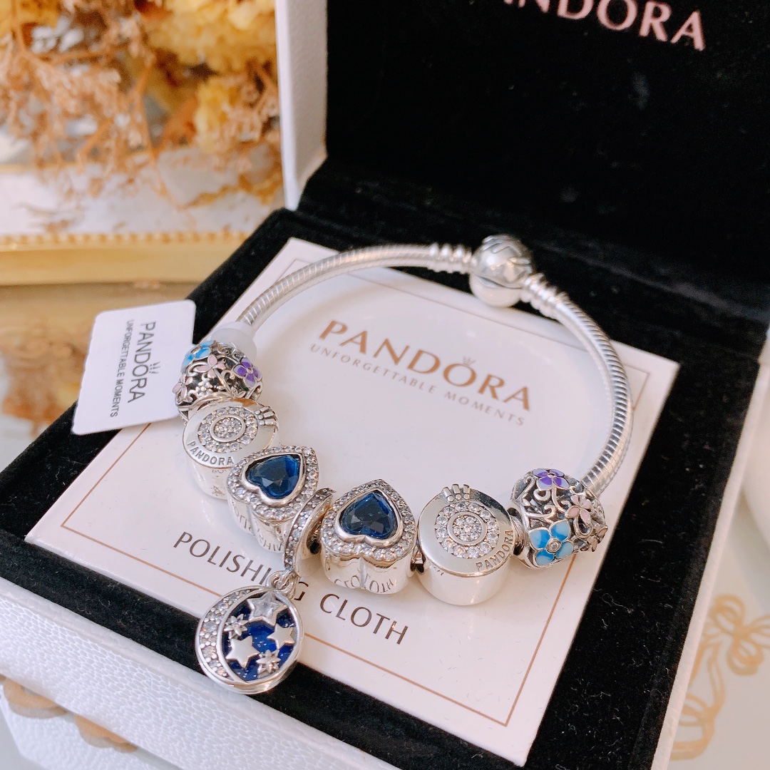 165🔥🔥元旦新年最新款，转图必卖🔥🔥主播推荐 🏮🏮潘多拉手链手镯Pandora 抖音网红 直播带货 高品质镶嵌工艺  佩戴码数手腕尺寸➕2cm ~3cm爆款官网同款 🎁2022新款🔥搭配潘多拉🌷🍃独家实拍。工厂直销一手货源！ 🔥特殊渠道 ✈足克足量，进口水钻全手工镶嵌💎限量出售 欢迎下单👏👏。尺寸16~21cm  每一颗配件都有其含义，证明出潘多拉手链是具有丰富的首饰内涵和艺术故事❕❕ 钻位清晰镶工是极好的丹麦高端材质和顶级银为原料。❗尺寸：16 17 18 19 20 21公分