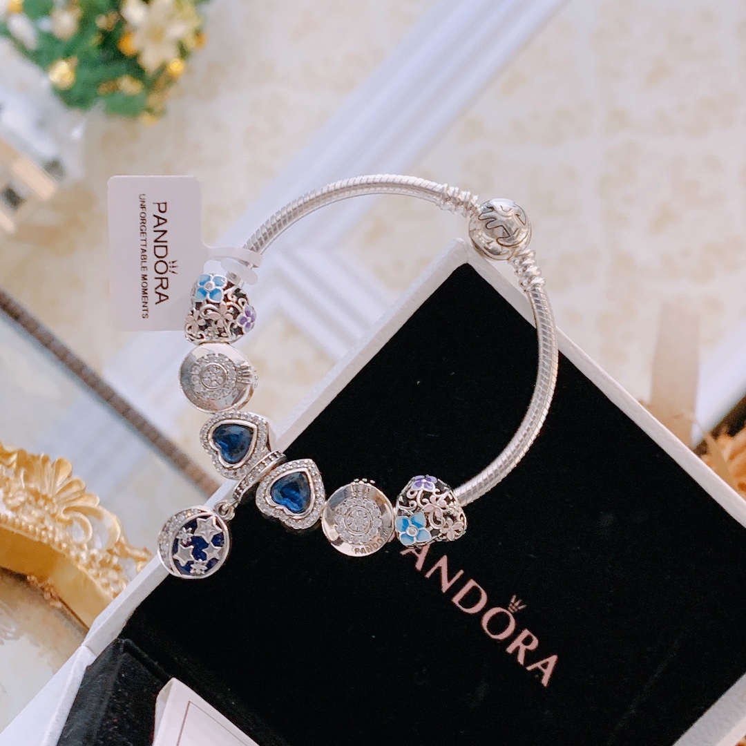 165🔥🔥元旦新年最新款，转图必卖🔥🔥主播推荐 🏮🏮潘多拉手链手镯Pandora 抖音网红 直播带货 高品质镶嵌工艺  佩戴码数手腕尺寸➕2cm ~3cm爆款官网同款 🎁2022新款🔥搭配潘多拉🌷🍃独家实拍。工厂直销一手货源！ 🔥特殊渠道 ✈足克足量，进口水钻全手工镶嵌💎限量出售 欢迎下单👏👏。尺寸16~21cm  每一颗配件都有其含义，证明出潘多拉手链是具有丰富的首饰内涵和艺术故事❕❕ 钻位清晰镶工是极好的丹麦高端材质和顶级银为原料。❗尺寸：16 17 18 19 20 21公分