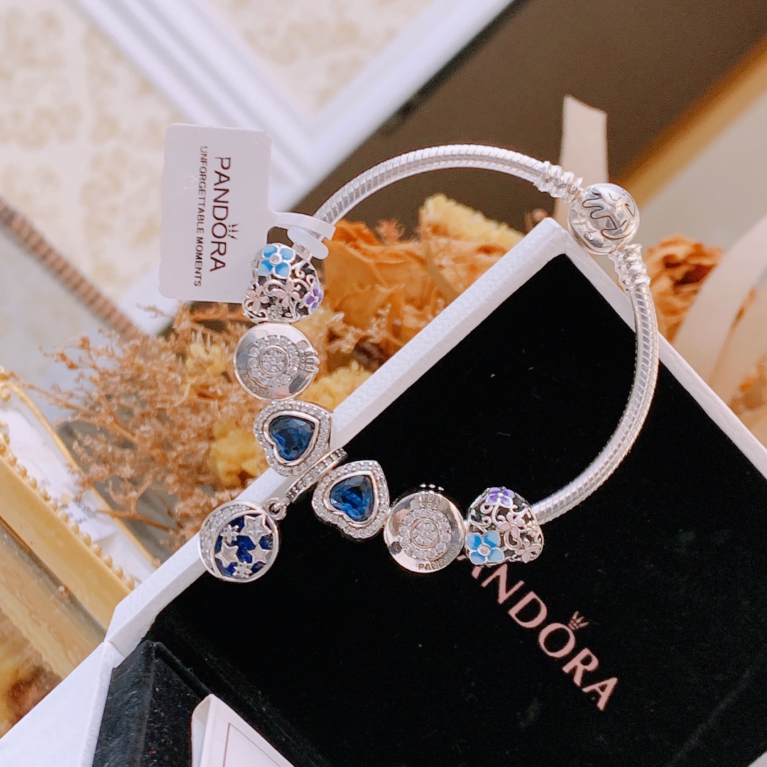 165🔥🔥元旦新年最新款，转图必卖🔥🔥主播推荐 🏮🏮潘多拉手链手镯Pandora 抖音网红 直播带货 高品质镶嵌工艺  佩戴码数手腕尺寸➕2cm ~3cm爆款官网同款 🎁2022新款🔥搭配潘多拉🌷🍃独家实拍。工厂直销一手货源！ 🔥特殊渠道 ✈足克足量，进口水钻全手工镶嵌💎限量出售 欢迎下单👏👏。尺寸16~21cm  每一颗配件都有其含义，证明出潘多拉手链是具有丰富的首饰内涵和艺术故事❕❕ 钻位清晰镶工是极好的丹麦高端材质和顶级银为原料。❗尺寸：16 17 18 19 20 21公分