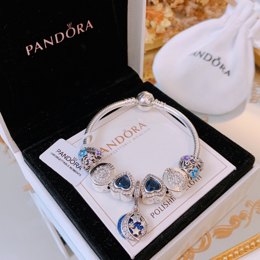 165🔥🔥元旦新年最新款，转图必卖🔥🔥主播推荐 🏮🏮潘多拉手链手镯Pandora 抖音网红 直播带货 高品质镶嵌工艺  佩戴码数手腕尺寸➕2cm ~3cm爆款官网同款 🎁2022新款🔥搭配潘多拉🌷🍃独家实拍。工厂直销一手货源！ 🔥特殊渠道 ✈足克足量，进口水钻全手工镶嵌💎限量出售 欢迎下单👏👏。尺寸16~21cm  每一颗配件都有其含义，证明出潘多拉手链是具有丰富的首饰内涵和艺术故事❕❕ 钻位清晰镶工是极好的丹麦高端材质和顶级银为原料。❗尺寸：16 17 18 19 20 21公分