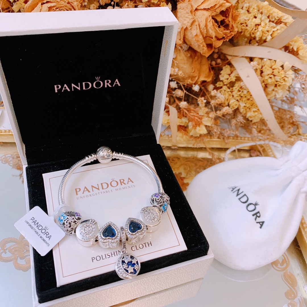 165🔥🔥元旦新年最新款，转图必卖🔥🔥主播推荐 🏮🏮潘多拉手链手镯Pandora 抖音网红 直播带货 高品质镶嵌工艺  佩戴码数手腕尺寸➕2cm ~3cm爆款官网同款 🎁2022新款🔥搭配潘多拉🌷🍃独家实拍。工厂直销一手货源！ 🔥特殊渠道 ✈足克足量，进口水钻全手工镶嵌💎限量出售 欢迎下单👏👏。尺寸16~21cm  每一颗配件都有其含义，证明出潘多拉手链是具有丰富的首饰内涵和艺术故事❕❕ 钻位清晰镶工是极好的丹麦高端材质和顶级银为原料。❗尺寸：16 17 18 19 20 21公分