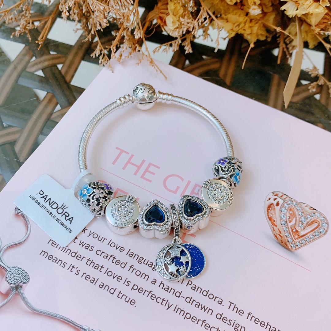 165🔥🔥元旦新年最新款，转图必卖🔥🔥主播推荐 🏮🏮潘多拉手链手镯Pandora 抖音网红 直播带货 高品质镶嵌工艺  佩戴码数手腕尺寸➕2cm ~3cm爆款官网同款 🎁2022新款🔥搭配潘多拉🌷🍃独家实拍。工厂直销一手货源！ 🔥特殊渠道 ✈足克足量，进口水钻全手工镶嵌💎限量出售 欢迎下单👏👏。尺寸16~21cm  每一颗配件都有其含义，证明出潘多拉手链是具有丰富的首饰内涵和艺术故事❕❕ 钻位清晰镶工是极好的丹麦高端材质和顶级银为原料。❗尺寸：16 17 18 19 20 21公分